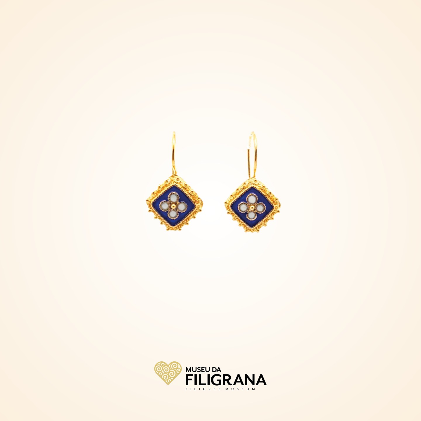 Anselmo 1910 apresenta na loja do Museu da Filigrana, o brincos "caramujo" em prata dourada.
Presenting at The Filigree Museum Store the gold plated silver "caramujo" earrings.
#brincos #pratadourada #esmalte #filigrana #tradicional #portugal #earrings #goldplatedsilver #enamel #filigree #traditional