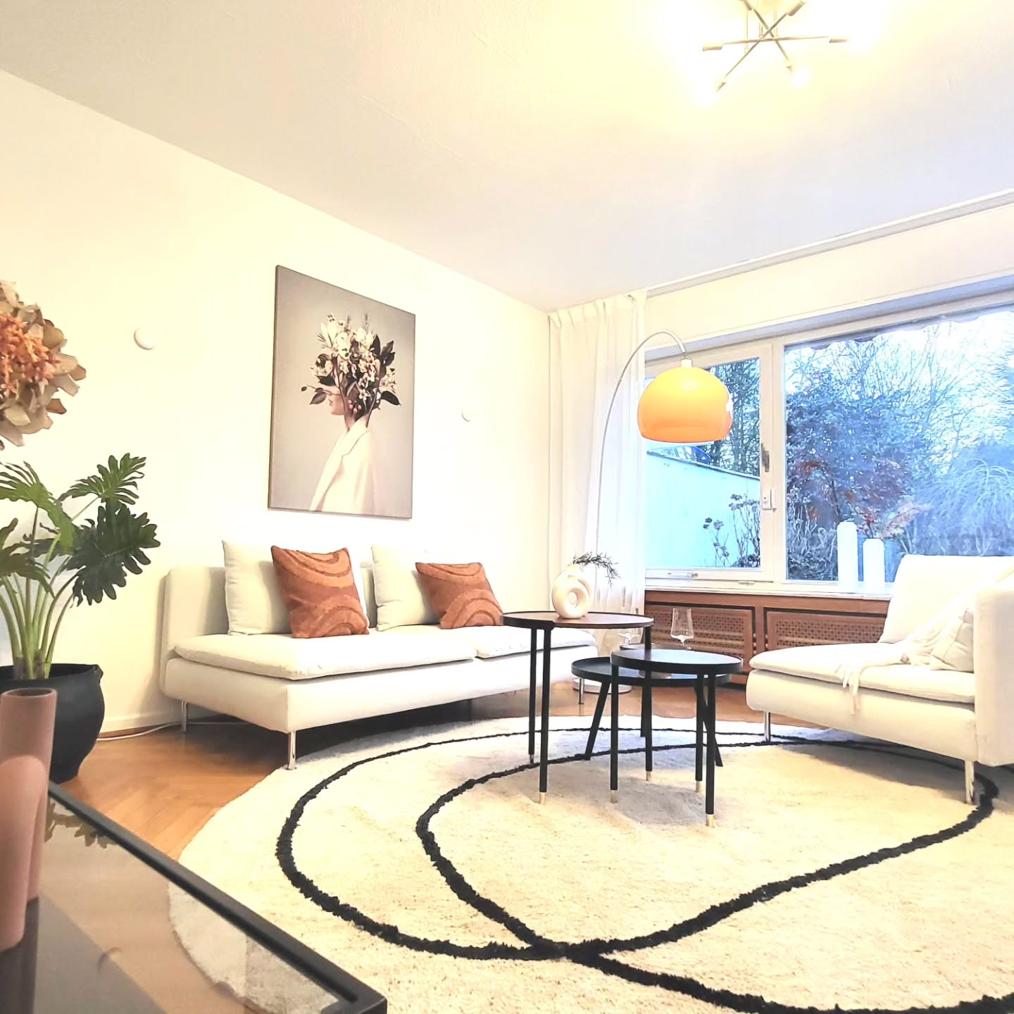 Schöner verkaufen gefällig?
Mein erstes Projekt in 2024 ist mal wieder ein klassisches Beispiel dafür, was passiert, wenn eine Erbimmobilie noch einmal schön gemacht wird, bevor Sie auf dem Markt kommt.💅💇🏼♀️💄👗
Mein Team und ich haben auch dieses Reihenhaus wieder auf den Kopf gestellt! 🙃
Das Ergebnis ist ein hyggeliges Zuhause für eine mittelgroße Familie zu einem Preis, der einer Familie gefallen dürfte und mit dem auch der Verkäufer glücklich ist. 🤩
Im ursprünglichen Zustand undenkbar!! ⛔️
Wenn in Immobilien wie dieser, nicht mehr investiert wird, wird es mit dem Verkauf sehr schwer werden. Das Ergebnis sind Kaufpreisreduktionen, die weit über den Investitionkosten liegen. ⚠️⬇️
Was braucht es also, damit der Verkäufer sich auf dieses Geschäft einlässt?
Das Zauberwort heisst VERTRAUEN!💫
Aber dazu komme ich ein anderes mal!
#homestaging #Immobilienpräsentation #Immobilien #erbimmobilien #immobilienverkaufen #Immobilienmarkt #immobilienmakler #Bonn #bonnstsgram #rheinsiegkreis #Köln