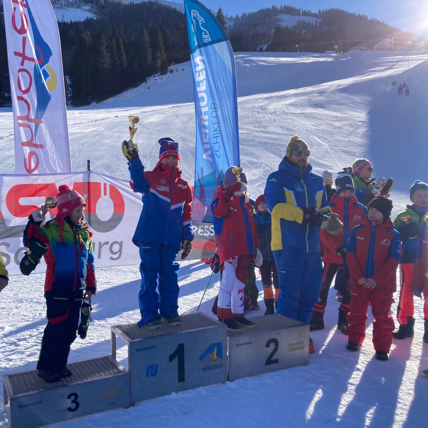 Kitzsteinhorn Kinderrennen in Hinterglemm… 💪
🥇Sophie Schachner, Lena Maier, Felix Hofer-Auernigg, Elisabeth Gensbichler, Felix Maier,
🥈Johanna Hasenauer
🥉Marie Dschullnig
#abräumer #nachwuchs #schiclubsaalbachhinterglemm #mitteregglift #skifahrenmachtspass