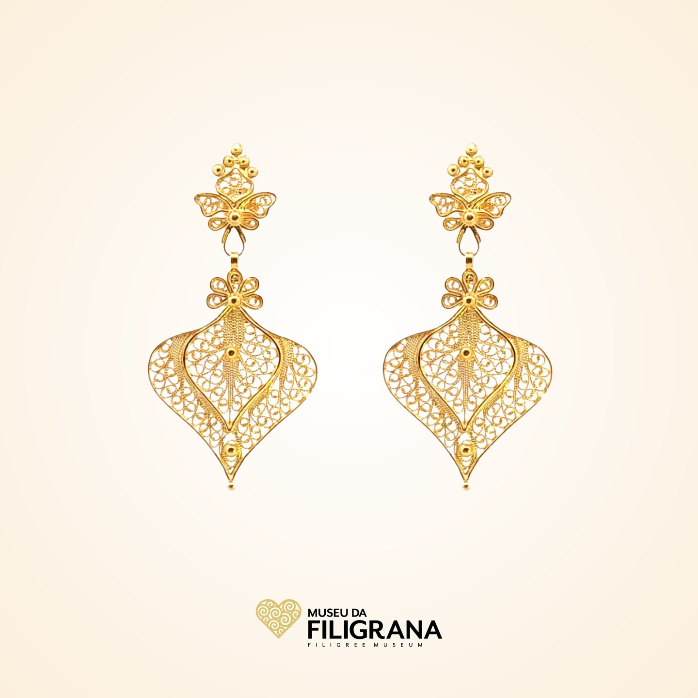 Anselmo 1910 apresenta na loja do Museu da Filigrana os brincos de filigrana em prata dourada.
Presenting at The Filigree Museum Store the gold plated sterling silver filigree earrings.
#brincos #filigrana #pratadourada #manual #portugal #earrings #filigree #goldplatedsilver #handmade #jewelry #joalharia