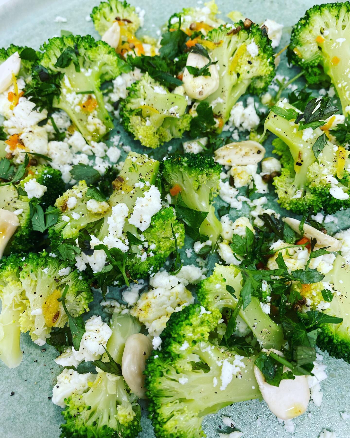Salade de brocolis, feta, persil et épices
Ça faisait longtemps que je n’avais pas posté une petite recette fraîche et saine de saison! Et celle-ci vaut le coup notamment grâce à sa richesse en vitamine C💥
Pour 4 personnes :
1 gros brocoli
150g de feta
1 grosse poignée d’amandes
Pour la sauce :
4 cuil. à soupe d’huile d’olive
Le jus et le zeste d’ 1/2 citron
1 cuil. à café de curcuma frais râpé
1/2 cuil. à café de graines de coriandre
1/2 cuil. à café de graines de cumin
1/2 cuil. à café de cannelle en poudre
1 cuil. à café de sirop d’érable
1 pincée de sel
4 cuil. à soupe de persil ciselé
Faites tremper les amandes dans un bol d'eau pendant 10 min.
Faites cuire les fleurettes de brocolis dans l'eau bouillante pendant 3 min. Puis réservez.
Sortez les amandes de l'eau et retirez la peau qui s'enlève très facilement.
Préparez la sauce en mélangeant tous les ingrédients à l'exception du persil.
Répartissez dans 4 assiettes les fleurettes de brocolis coupées en 2 dans le sens de la longueur, les amandes et la feta émiettée. Arrosez de sauce et parsemez le tout de persil ciselé.
#healthyfood#organicfood#instafood#instagood#instagoodfood#foodstagram#eeeeeats#feedfeed#veggie#veggiefood#foodies#homemadefood#eat#eatgood#mangersain#food#foodshare#recettemaison#onmytable#storyofmytable#cook#cooking#vegetarien#vegetarian#vegetarianrecipes#foodies#eatyourveggies#eatyourgreens#salade#recette#nutritionniste