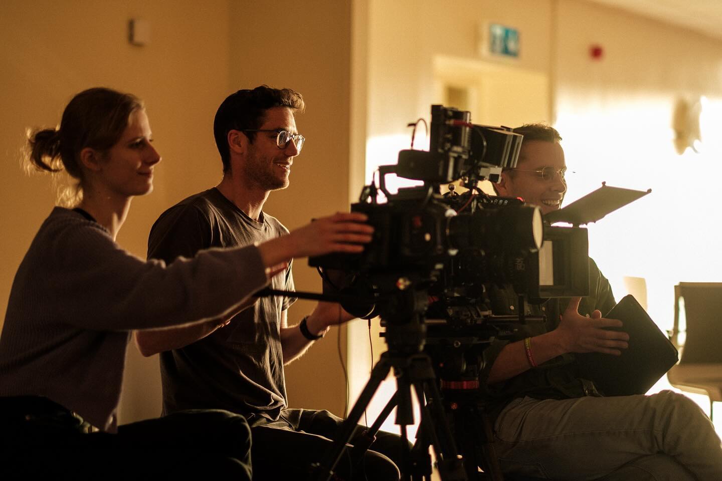 Smiles all around!
📸 @joshua.mulholland
•
•
•
#bts #filmireland #filmmaking #alexaminilf #ursaminipro #cinematography #behindthescenes #irishfilm #cinematic #fuji