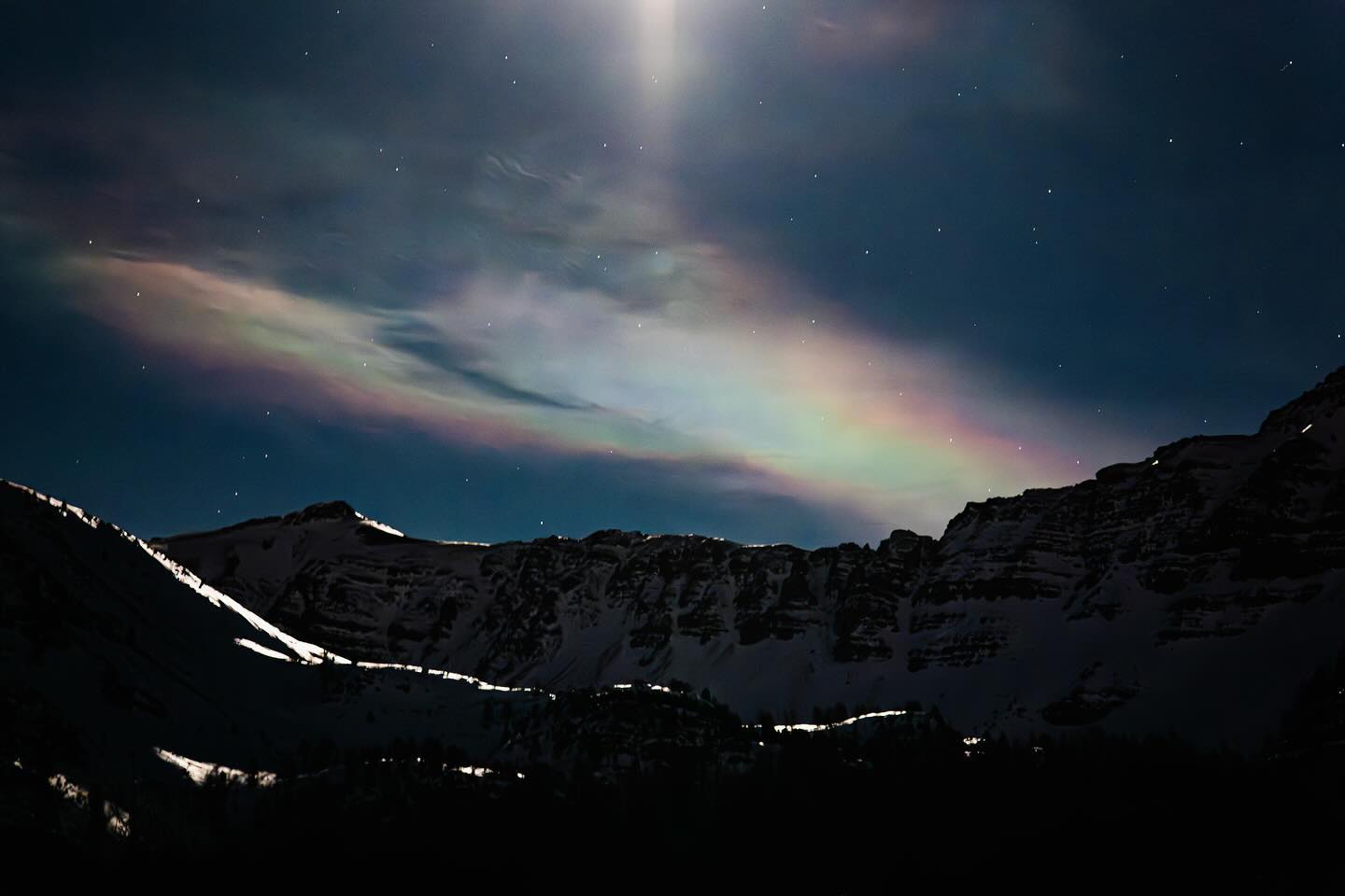 Nuage perlé, là où les cristaux de glace dispersent la lumière...
#clouds #sky #landscape #landscapephotography #night #photography #fullmoon #mountain #nature #color #hikingadventures #natgeolandscape #natgeo #lumixphotography #sigmafrance
