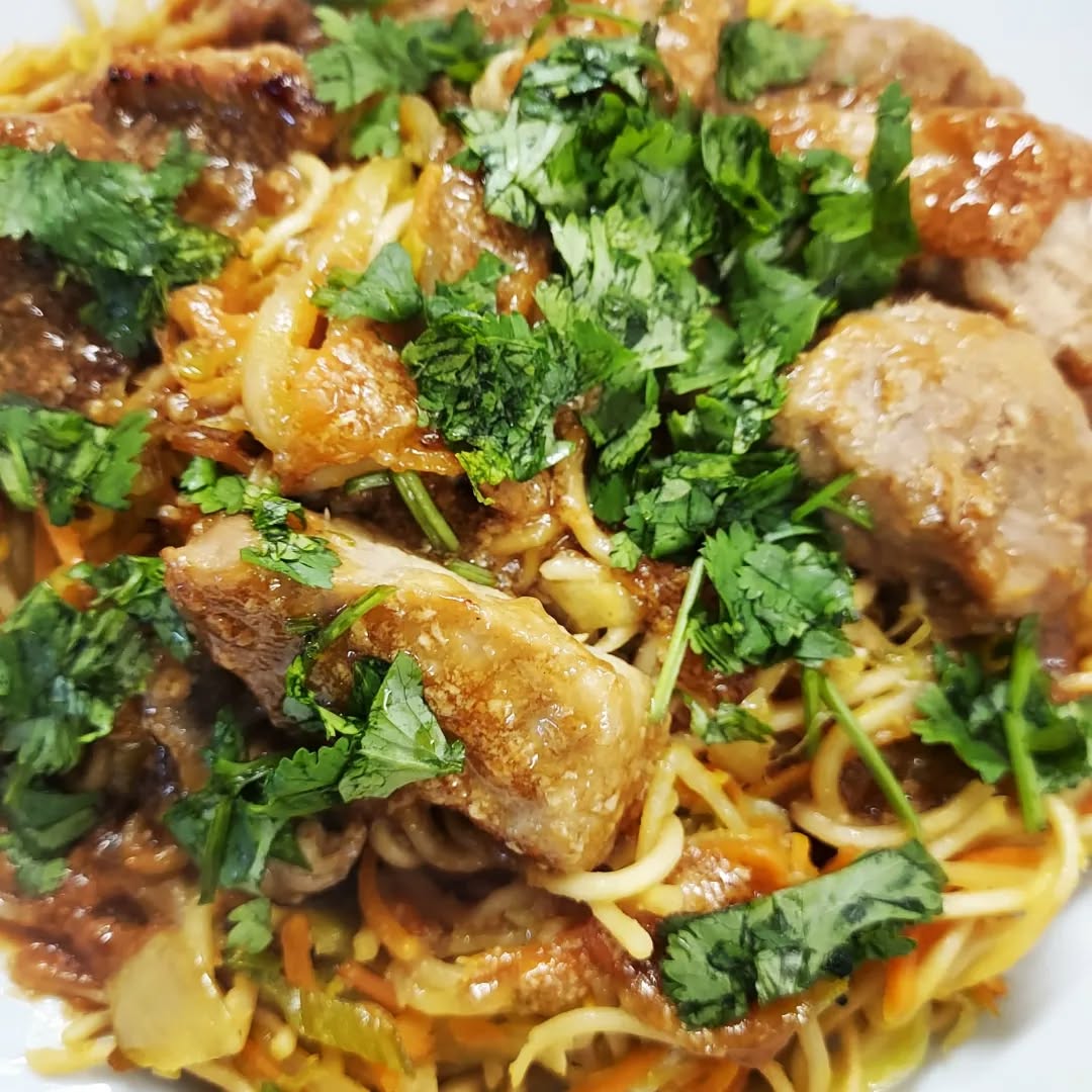 ET DÉJÀ JANVIER S'EN EST ALLÉ....TIME FLIES ! ⌛
1. Succulent porc @bleublanccoeur caramélisé et nouilles aux carottes (44) et poireaux (44), coriandre et huile de sésame 🐷🍜
2. 3. 4. Une jolie prestation traiteur pour une très belle soirée d'entreprise : panna cotta au saumon fumé, roulés feuilletés au jambon / fromage, mini-muffins salés, créme de betteraves bio au chèvre et granola salé, mini galettes aux choux-fleurs bretons et parmesan AOP, bricks de curé nantais et compotée d'oignons rouge maison....et vous n'avez pas tout vu ! 🎉👩🏻🍳
5. La paëlla qui vous a enchanté avec ses petits légumes, son tendre poulet @bleublanccoeur et son excellent chorizo @charcuteriebegein 🇪🇸 🐔
6. Les petites fèves cachées dans les pâtisseries qui vous ont fait gagner des cookies, des plats du jour et même une formule ! 👑🍪
7.8.9. Le bourguignon en 3 étapes ! 🥕🐮
10. Et vous ? Vous passez quand prendre le goûter ? 🍫🫖
On vous attend 😙
.
.
.
.
.
.
.
.
.
.
#traiteur #AuBonEndroit #nantesmaville #recettes #gouter #dejeuner #bleublanccoeur #cuisinemaison #produitslocaux #saveurs #ragout