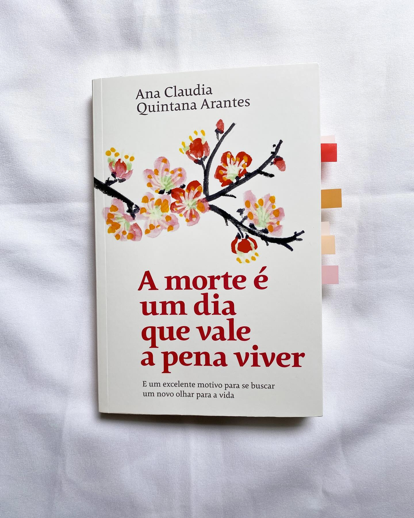 A Dra. Ana Claudia, especializada em cuidados paliativos, são médicos que cuidam e causam alívio temporário aos pacientes que não têm mais cura em suas doenças. Mostra em seu primeiro livro como devemos lidar com a morte e como temos que cuidar daqueles que não têm mais esperança por meios da medicina. Em suas reflexões baseadas em estudos e convivendo com a partida de seus pacientes, Ana Claudia deixa o reflexo de como o ser humano lida com a morte e como reagimos quando vemos um familiar perto da partida. Ao mesmo tempo que temos que lembrar: precisamos primeiro cuidar de nós para cuidarmos dos outros, nada adianta estar doente física e mentalmente e ter que ajudar o outro a ter uma parte tranquila.
Mas como um livro que foi feito (a princípio) para ajudar médicos a lidar com a partida de seus pacientes, ou melhor dizendo, para não só lidar, mas acolher e transformar a passagem de um familiar de alguém em algo mais humanizado e com dignidade, para algo que pessoas que não trabalham na área da saúde se interessaram em ler.
Bem, o título do livro é bem chamativo: “A morte é um dia que vale a pena viver”, se você esperar por um livro de autoajuda, pode retirar da sua lista, neste livro você terá reflexões sobre a morte. A morte pode ser muito mais do que um dia em que você deixará de existir, em torno dela tem muita coisa envolvida dentro de você e dentro das pessoas, não é para termos medo de falar da morte, pelo contrário, temos que debater sobre esse dia tão importante na nossa vida. Porque dessa maneira fica até mais fácil lidar com a partida de alguém especial.
Enquanto a morte não chegar o que você vai fazer para a vida valer a pena?
#resenha #amorteéumdiaquevaleapenaviver #primeiraresenhadoano #livros #autoconhecimento #morte #literatura #literaturabrasileira #booklover #bookstagram