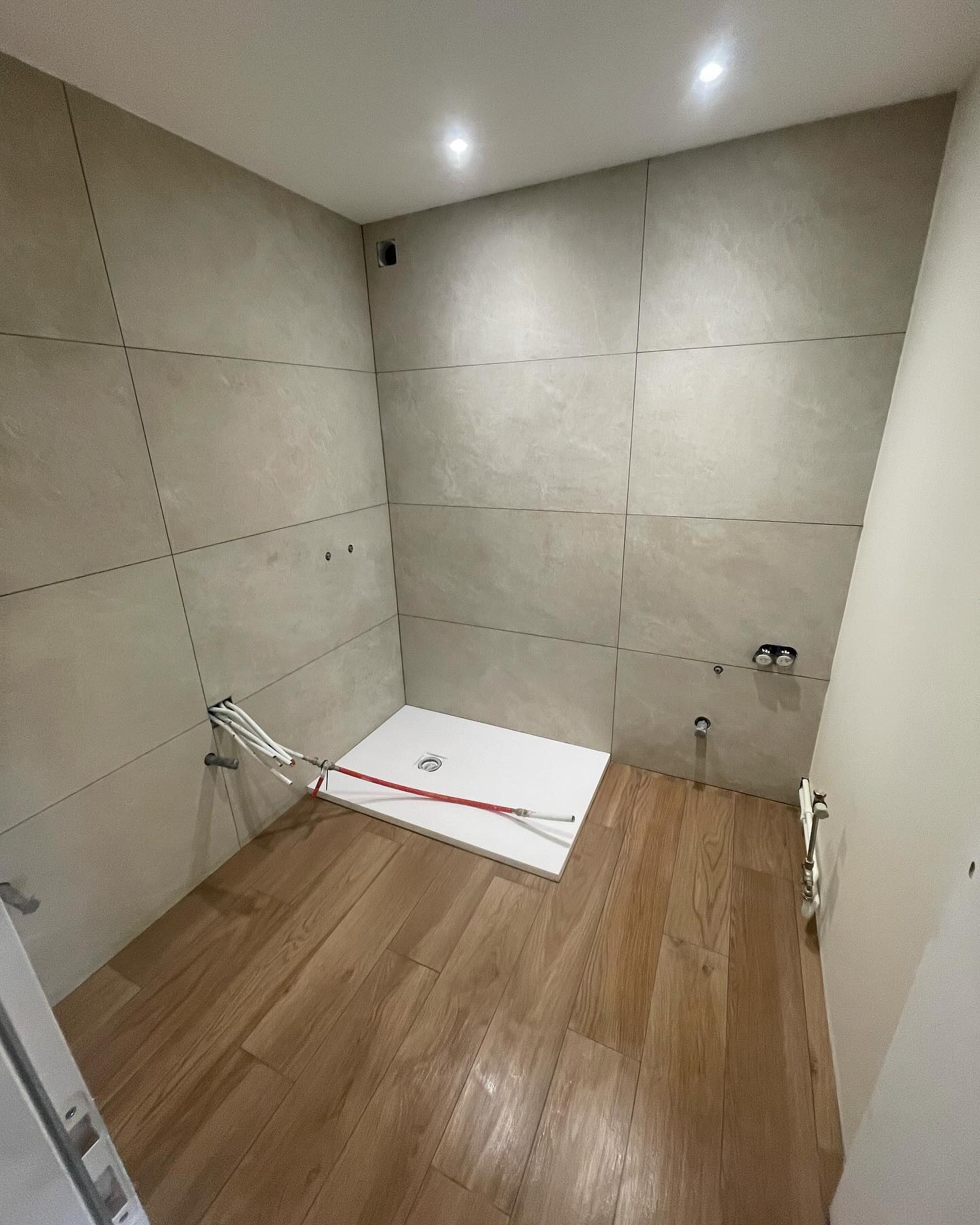 Rénovation d’une salle de bain avec un effet bois au sol et un effet pierre aux murs.
#carrelage #renovation