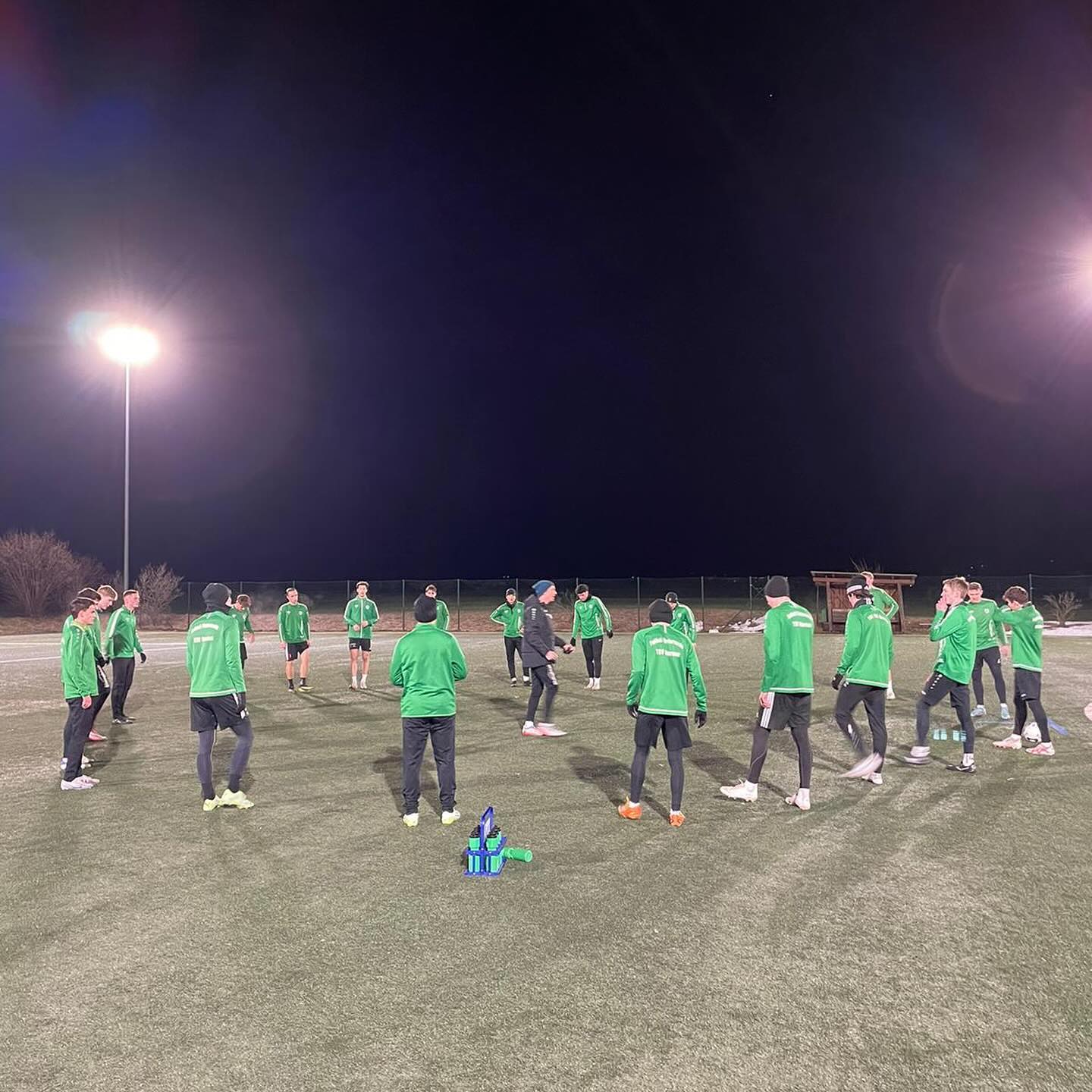 📈Vorbereitung läuft!🏃
Inzwischen befinden sich unsere Herren in der 2. Woche der Vorbereitung. Auch die U19 und Team 2 haben ihr Training wieder aufgenommen.
Nach einer knapp zweimonatigen Pause fand auch der erste Test in 2024 am Samstag statt, bei dem man sich mit 1:1 vom @tusraubling trennte.
Kommenden Samstag steht bereits das nächste Spiel an gegen den bayernligisten @tsvkottern1874
#edid #fussball #team #murnau #preseason #aktiv #mannschaft #explore #fy #workhard #focus