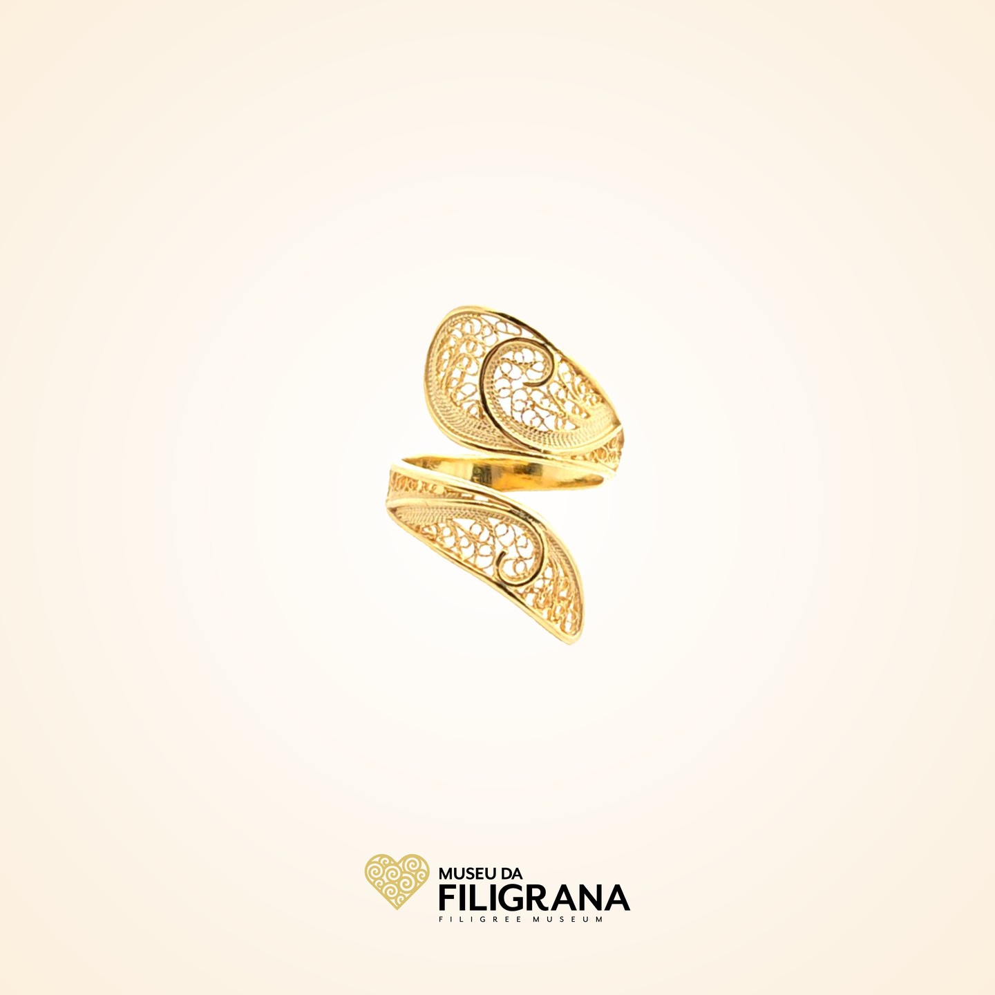 Anselmo 1910 apresenta na loja do Museu da Filigrana o anel de filigrana em prata dourada.
Presenting at The Filigree Museum Store the gold plated sterling silver filigree ring.
#anel #pratadourada #filigrana #manual #portugal #novo #ring #goldplatedsilver #filigree #handmade #new #portugal