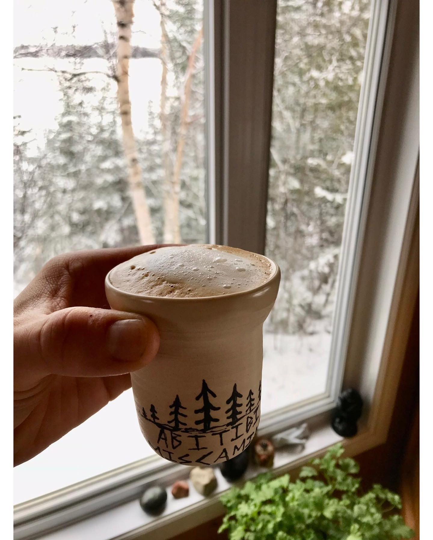 #noel2023
Petites miettes
de grands moments dorés
tout passe toujours trop vite
quand on regarde ailleurs
figer le temps
fixer les gens
cerner de blanc
l’hier printemps
souvenirs remparts
pour la suite du monde
une fenêtre famille
qui déborde du cadre
je la veux à jamais
même loin
même un peu
même débordante ou vacillante
l’hiver est mort
vive l’hiver
mais pas nous 🤍
*
Il est temps qu’on se resserre les liens
de la ceinture collective
qu’on se perce un beau trou
avec un clou neuf
idéalement en plein milieu de ta cuisine
il est temps
qu’on apprenne des frictions
en marge des barrages
qu’on entraîne le ressac
à hauteur de ruisseau
appeler un proche
un peu trop loin
c’est jamais anodin
prends dont le temps, aujourd’hui
de contrer l’isolement
avant
l’isolement
*
_ l’initiation du petit frère à la glace 💪🏼
_ une sortie en blizzard 🫥
_ château épinettes en cours d’éclosion 🏰
_ 3 façons de monter des échafauds 🤪
_ de l’amour qui sort par les oreilles 💜
.
.
.
.
.
#family #iceclimbing #abitibi #christmasvibes #happyness #woodframe #timberframe #chalet #chateaudepinettes #winteradventures #lacfontbonne #memoriesinthemaking #legomania #lego #brothers
📷 6 & 9 @sweet_navet