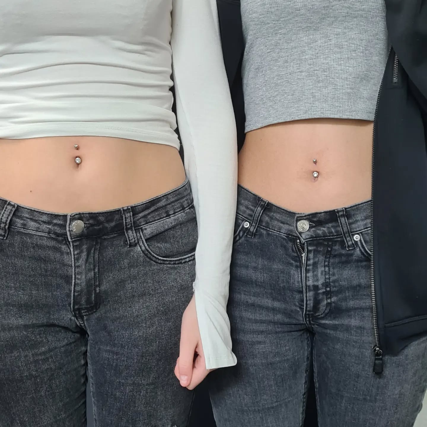 Passa pÄ att göra piercingar med lÄng lÀketid nu pÄ vintern. #navelpiercing #bellybuttonpiercing #piercing #piercersinceyear2000 #evilwomanbodypiercing by @ulrikaluckabauer
