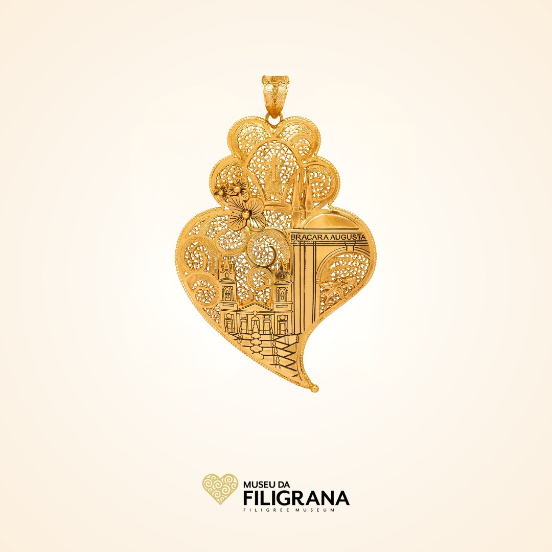 O coração de Braga é uma peça exclusiva Anselmo 1910 e do Museu da Filigrana que celebra a beleza e tradição da cidade de Braga, aliada ao fortíssimo costume da filigrana portuguesa, cujo exemplar nº 1 figura no acervo da Câmara Municipal de Braga.
Um outro exemplar foi, pelas mãos do Dr. Ricardo Rio e da vice-presidente Dra. Sameiro Araújo, entregue ao presidente do Sporting Clube de Braga, António Salvador, ao treinador Artur Jorge e ao capitão da equipa, Ricardo Horta, como reconhecimento pela conquista de mais um título nacional.”
(adaptado)
In: https://www.facebook.com/municipiodebraga/posts/pfbid02ksZornf4uEc6RDWF5cBceL9w9M936bqd8a7GDbWWJrk3Y
#coraçao #pendente #joalharia #anselmo1910 #filigranaportuguesa #vianadocastelo #braga #manual #tradicional #prata #pratadourada #pendente #heart #pendant #jewlry #portuguesefiligree #portugal #handmade #goldplatedsilver