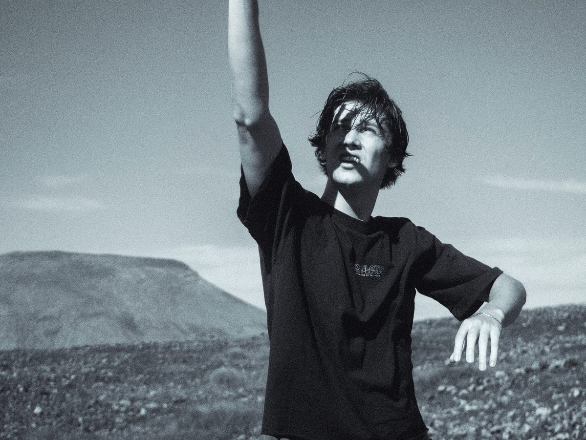 Heute ist Wachstumsschmerztag und BRUNKE hat den passenden SoundTrack dazu rausgebracht. Eine wunderbare musikalische Reise durch die Ups And Downs der Gefühlswelten eines Mittzwanzigers. Dass ein Song mit einem so ungewöhnlichen Titel auch gut funktioniert zeugen substantielle Platzierungen in den einschlägigen Playlisten von Popland bis New Music Daily, von Fresh Deutschpop zu Lautstark bis hin zu Frischer Indie und zum Cover der Fühl Playliste. Das ist der Anfang eines vielversprechenden Jahres für BRUNKE! @brunkemusik #wachstumsschmerz