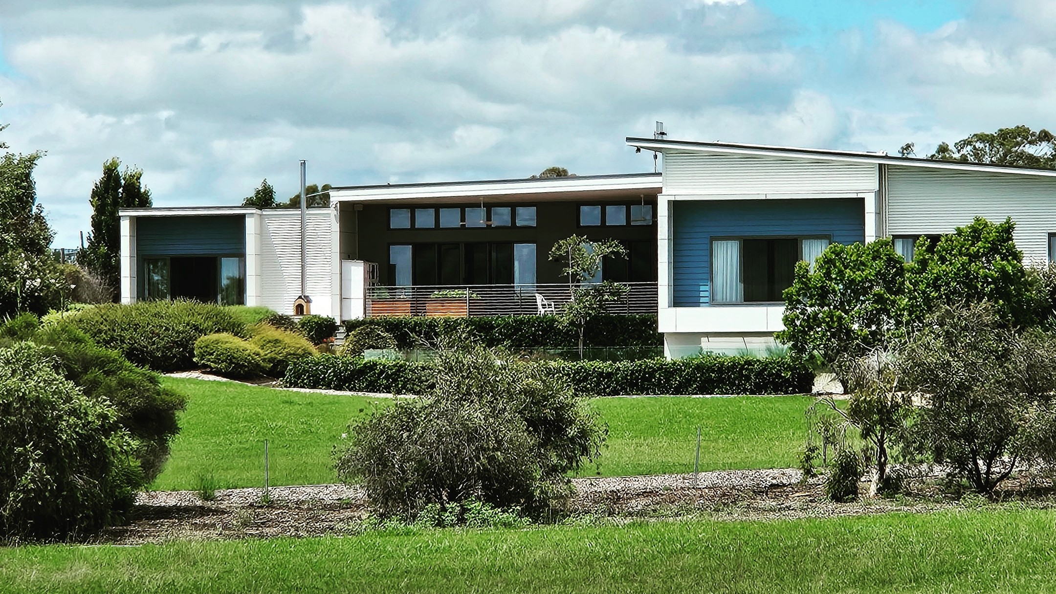 It's nice to see how projects mature after a few years from construction.
#jankeconstructions #modernhouse #modernhome #house #home #housedesign #homedesign #toowoomba #darlingdowns