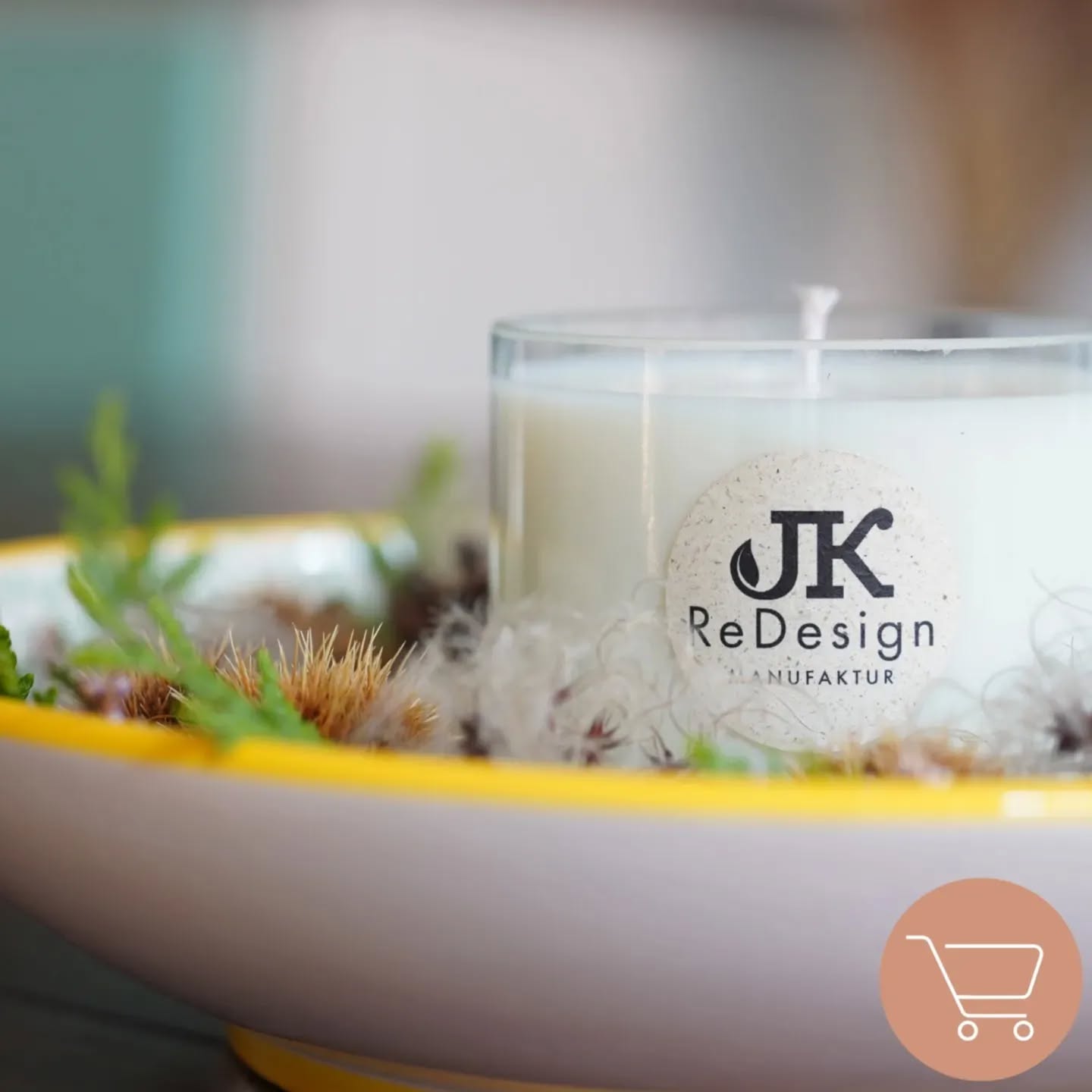 𝘜𝘗𝘊𝘠𝘊𝘓𝘐𝘕𝘎 | 𝘞𝘌𝘐𝘕𝘍𝘓𝘈𝘚𝘊𝘏𝘌 | 𝘒𝘌𝘙𝘡𝘌
Aus leeren Flaschen werden in unserer Manufaktur tolle Produkte wie Kerzen, Eierbecher, Windlichter und Vasen umgebaut.
💚Wir konsumieren Güter aus aller Welt, beuten Arbeitskräfte aus, vernichten wichtige und nicht nachwachsende Ressourcen, nur um uns bei Ik** die Kerze für 1,99€ oder das T-Shirt billig bei H&* kaufen zu können.
💚Das Unternehmen JK ReDesign hat sich zur Aufgabe gemacht zu zeigen, dass Upcycling nichts mit minderwertigem Abfall zu tun hat sondern die Produkte ein einzigartiges und hochwertiges Design darstellen.
💚Mit dem Kauf eines Produktes von uns unterstützt du nicht nur den Rückgang des Massenkonsums und die Ausbeutung von Arbeitskräften sondern auch die Schonung von wichtigen Ressourcen und Lebensräumen.
💚Unsere Kerzen beinhalten umweltfreundlichen Sojawachs welcher in Großbritannien angebaut wurde. Dies ermöglicht nicht nur einen kurzen Transportweg sondern stellt auch sicher, dass für den Anbau der Sojapflanzen keine Flächen gerodet wurden, welche für den Lebenserhalt wichtiger Tier und Pflanzenarten von großer Bedeutung sind.
www.jk-redesign.de
.
.
.
#flaschenkerze #weinflasche #sojawachs #kerzendesign #weinliebe #upcyclingiscool #upcyclingshop #upcyclingdesign #jkredesignmanufaktur