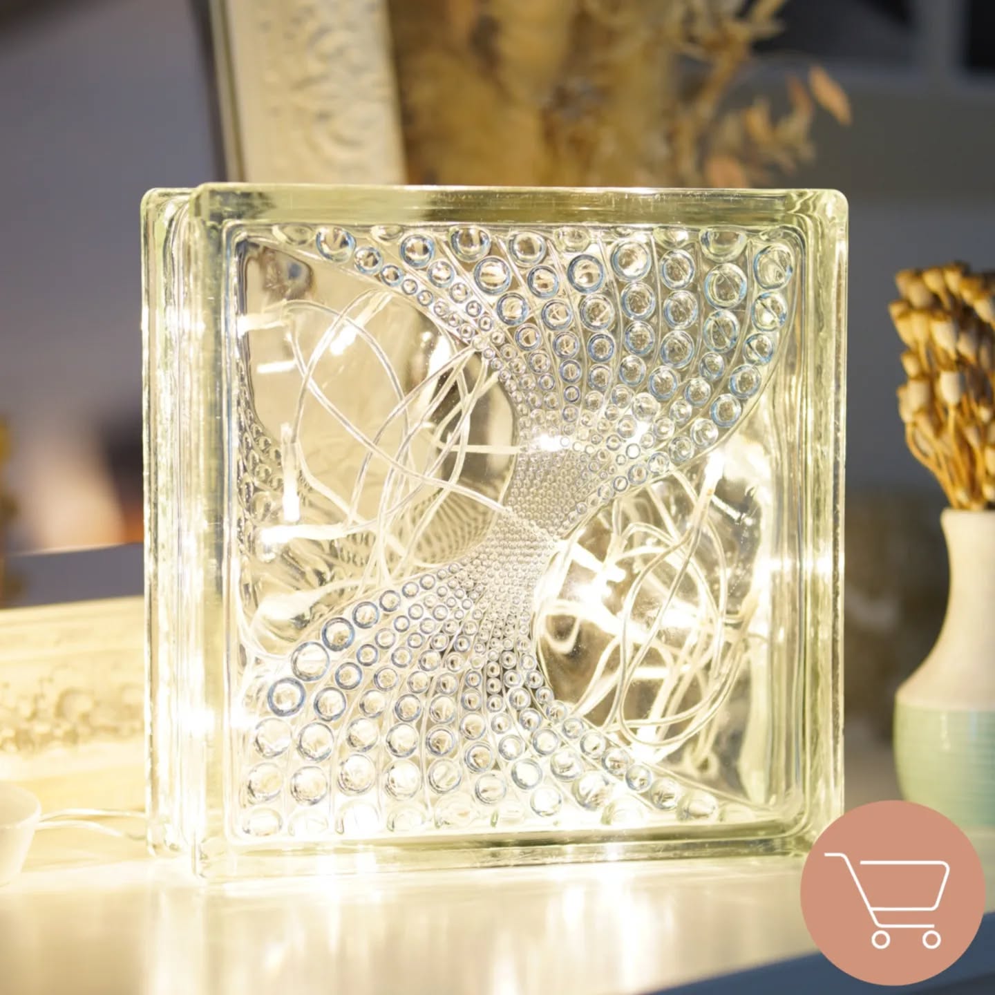 𝘜𝘗𝘊𝘠𝘊𝘓𝘐𝘕𝘎 | 𝘎𝘓𝘈𝘚𝘉𝘈𝘜𝘚𝘛𝘌𝘐𝘕 | 𝘓𝘈𝘔𝘗𝘌
Unsere Lampen aus Glasbausteinen sind endlich wieder im Shop vorrätig🤍💙.
Mit tollem Wellenmuster im Glas und LED Lichterkette.
Schaut mal vorbei
www.jk-redesign.de
Einen schönen Start ins Wochenende☀️
.
.
.
#glasbausteine #glasbausteinlampe #bausteine
#lampendesign #designerlampe #upcyclinglamp
#upcycling #upcyclingprodukte #upcyclingshop
#jkredesignmanufaktur