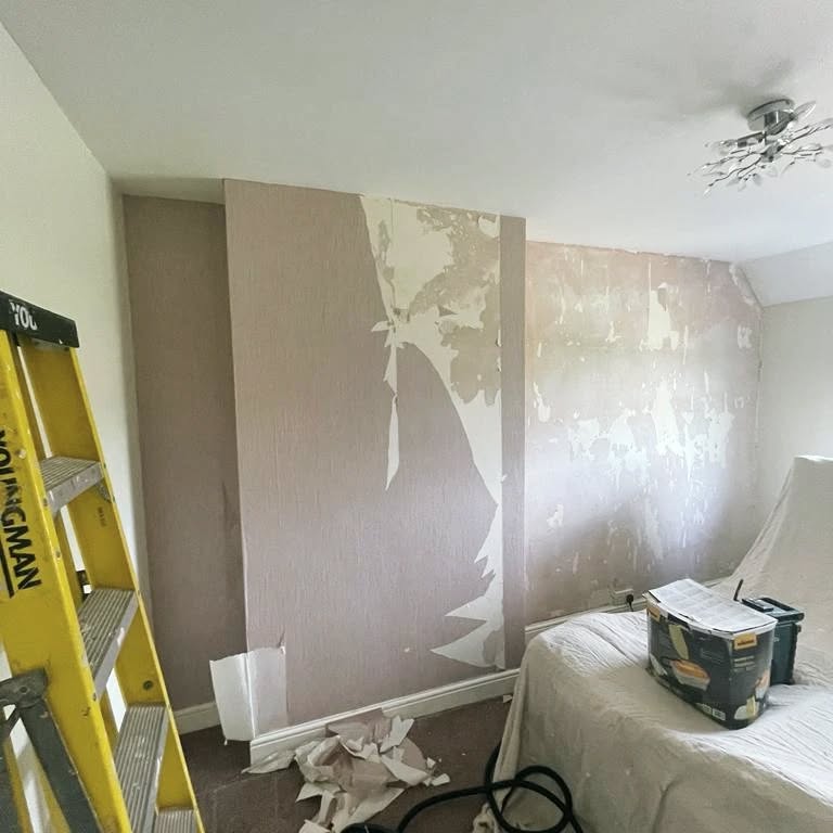Main bedroom redecoration.
Walls, ceiling, feature wallpaper and woodwork.
.
.
.
.
#PritchardPropertyService #paintinganddecorating #redecoration #featurewall #wallpaper #PainterAndDecorator