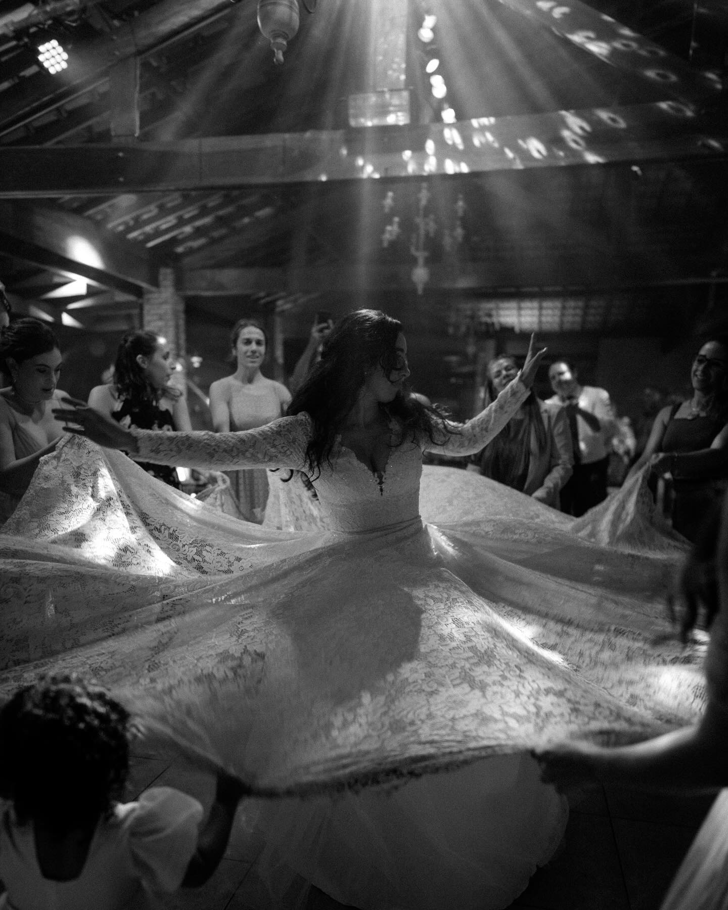 Mari e Marcos
Nossa última remarcação da pandemia que só pode se realizar no segundo semestre de 2023, um casal queridíssimo e que esperou por anos para ver seu sonho acontecer, e foi lindo 🤩
Assessoria @amoraassessoria
Decoração @biabanzato
Iluminação e Sonorização @mdeventosproducoes
DJ @djsteinerbr
Doces @enroladoegranulado
Espaço @casaventuraeventos
Foto @di_vietro
Macarons @petitefabrique
Vídeo @fucafilmes