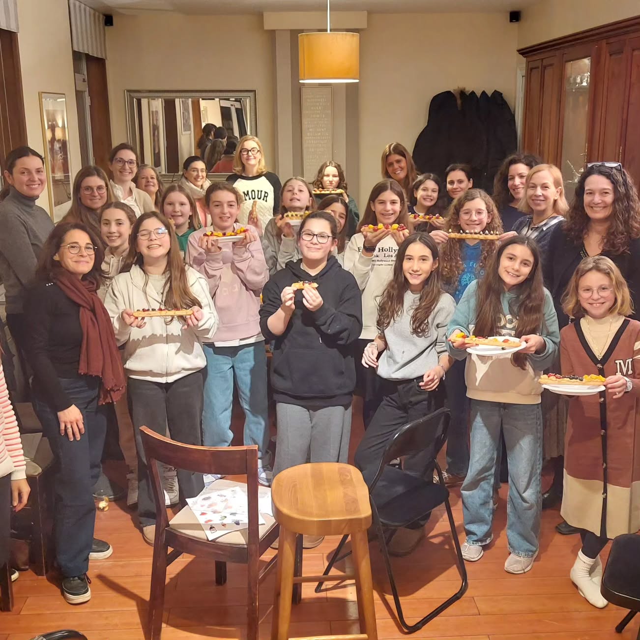 Le temps file !
Psssst nos batmitzvot ont fêté Tu B'Shvat, eh oui !
De l'histoire de la fêté en passant par la réalisation de pâtisseries gastronomiques, les filles ont adoré leur soirée!