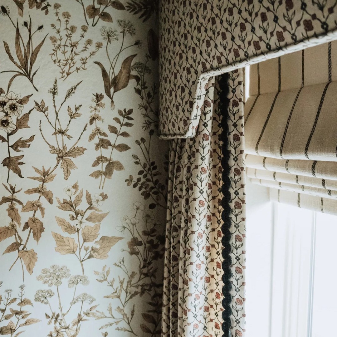 Herbarium Antique wallpaper in the Light Stone colorway by @hackneyandcodesign. Available to purchase at @miltonandking . Check out @pennies_for_a_fortune Instagram for more details. I love the curtain fabric she has chosen here to compliment my Herbarium Wallpaper design. #interiors4u #homelove #interiorinspo #miltonandking #wallpaperdecor #wallpaperinspo #botanicalinterior #homedecortrends #hackneyandcodesign #printsforthehome #neutraldecor #HomeDesign #HomeInspo #DesignGoals #DreamInteriors #herbwallpaper #Cottagecoreaesthetic #darkacademia #wallpaperwednesday