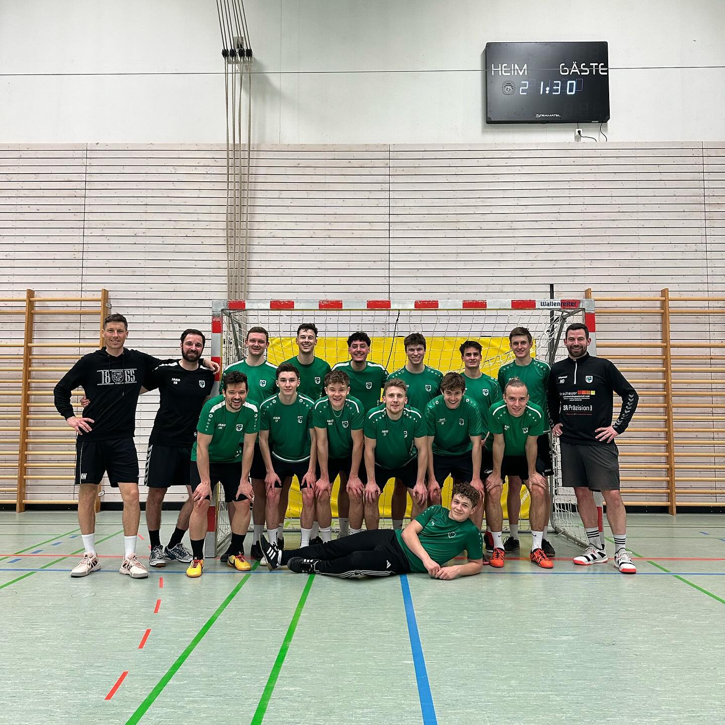 ⚽️ Fußballer treffen auf Handball 🤾♂️
Heute durften unsere Jungs mal unter der Leitung von Herrentrainer Maxi Dück Handball spielen. 1,5h in eine andere Sportart blicken zu dürfen war für alle eine tolle Erfahrung und wir bedanken uns speziell bei Maxi für das tolle Training.
Bald geht es bereits weiter ins Trainingslager nach Latsch/ Südtirol, bleibt also aktiv dabei um weiter Einblicke in die Vorbereitung zu erhalten! #fussball #handball #explore #edid #murnau #trynewthings #action #fun #preseason #fy