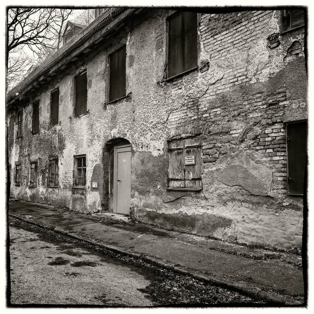 Schlosswirtschaft Planegg
Dieses denkmalgeschützte Gebäude vom Anfang des 16. Jahrhunderts wird demnächst abgerissen. 60 Jahre wurde an dem Gebäude nicht saniert. Jetzt haben die Behörden den Abriss erlaubt 😠
.
.
.
#blackandwhite #bnw #monochrome #instablackandwhite #monoart #insta_bw #bnw_society #bw_lover #bw_photooftheday #photooftheday #bw #instagood #bw_society #bw_crew #bwwednesday #insta_pick_bw #bwstyles_gf #irox_bw #igersbnw #bwstyleoftheday #monotone #monochromatic #noir #fineart_photobw
#fujifilmde #fujigfx50s #fujigf3264 #fujifilm_global