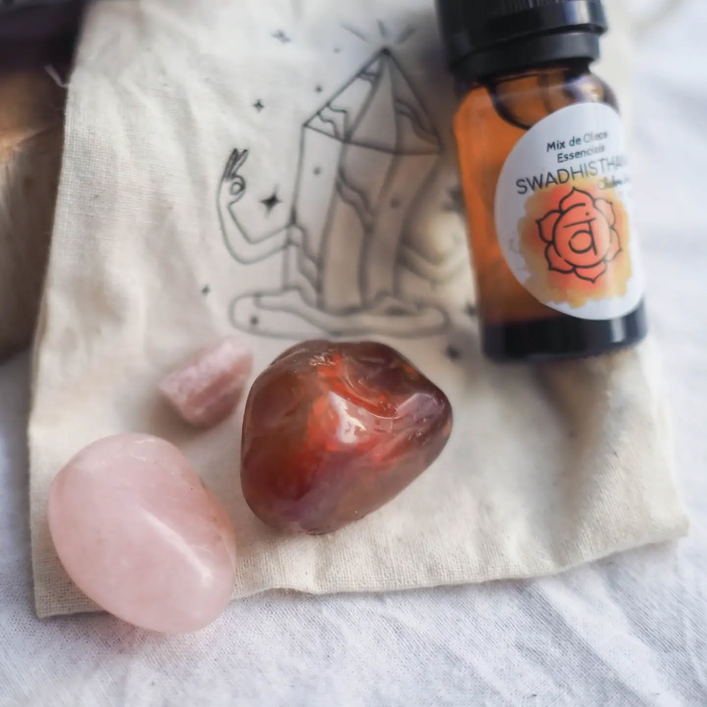 Dia de S. Valentim 💓 está a aproximar-se e não poderíamos deixar de dar algumas sugestões que combinam com a energia desta data 🥰
Em numerologia este ano o S. Valentim é um dia 4, por isso é recomendado planeamento e aproveitar bem o dia 😊
Na Jami temos várias coisinhas para te ajudar 💓
💗 Magic Box para o Casal - composta do óleo essencial do Chakra sexual e de 3 cristais, esta caixinha mágica promove a união, a harmonia e apimenta a relação
💗 Magic Box para Atrair o amor - para quem procura atrair uma cara metade ou simplesmente melhorar a sua capacidade de amar e o campo amoroso na sua vida e em si próprio
💗 Vela do Amor - basta acender e a vibração do amor é potenciada pelo elemento fogo! Desperta a paixão, cria vibraçoes de amor principalmente com o seu aroma doce e floral
💗 Sal do amor - para um banho a solo ou a dois, nutre o corpo e a alma de amor além de limpar energias que impedem o amor de triunfar na nossa vida. Pode ser combinado com o Sabão do Amor
💗 Kit do Amor - com cristais, oleo essencial de May Chang, Sabão e Sal do Amor, o kit perfeito e pronto a usar para te nutrir e te alinhar com a frequência do amor
Todas estas coisinhas maravilhosas estão disponíveis para ti na tua loja favorita 💜 visita www.jami.pt
#quartz
#crystals
#crystalhealing
#healingcrystals
#cristais
#curacomcristais
#reiki
#lojadecristais
#crystalshop
#crystallovers
#crystaloftheday
#goodvibes
#saovalentim
#diadosnamorados
#naturaltherapies
#autoconhecimento
#natural
#amor
#meditar
#meditation
#pazinterior
#bemestar
#cura
#terapiasalternativas
#terapeuta
#holistic
#lifestyle
#holistichealing