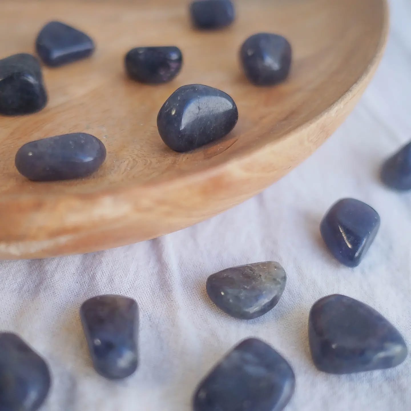 Safira de água 💧💎 é o nome dado à Iolite, que é um cristal absolutamente magnífico 💜
De um tom azul indigo forte, com um toque violeta, a Iolite é uma variedade de Cordierite e tem uma energia mágica.
💎 Tras calma e compreensao ás relações. É ótima para ajudar em fases mais críticas dos relacionamentos e a entender o propósito karmico das relações
💎Promove harmoinia entre o pensamento racional e o pensamento com o coração. Ajuda-nos a ter um pensamento bem direcionado e com a certeza do melhor caminho
💎 Desperta MUITO a terceira visão, ajuda a entender sonhos, intuições, abre caminho para a clarividência e canalização e desperta novos dons
⭐É perfeita para colocar no altar, em Mandalas ou simplesmente ser transportada connosco diariamente.
Adoramos esta energia e tem sido um cristal que nos tem chamado muito por ajudar tanto no crescimento espiritual. 🙏
Esta disponível na tua loja favorita 💜 www.jami.pt
#quartz
#crystals
#crystalhealing
#healingcrystals
#cristais
#curacomcristais
#reiki
#lojadecristais
#crystalshop
#crystallovers
#crystaloftheday
#goodvibes
#geology
#heal
#naturaltherapies
#autoconhecimento
#natural
#mineral
#meditar
#meditation
#pazinterior
#bemestar
#cura
#terapiasalternativas
#terapeuta
#holistic
#lifestyle
#holistichealing