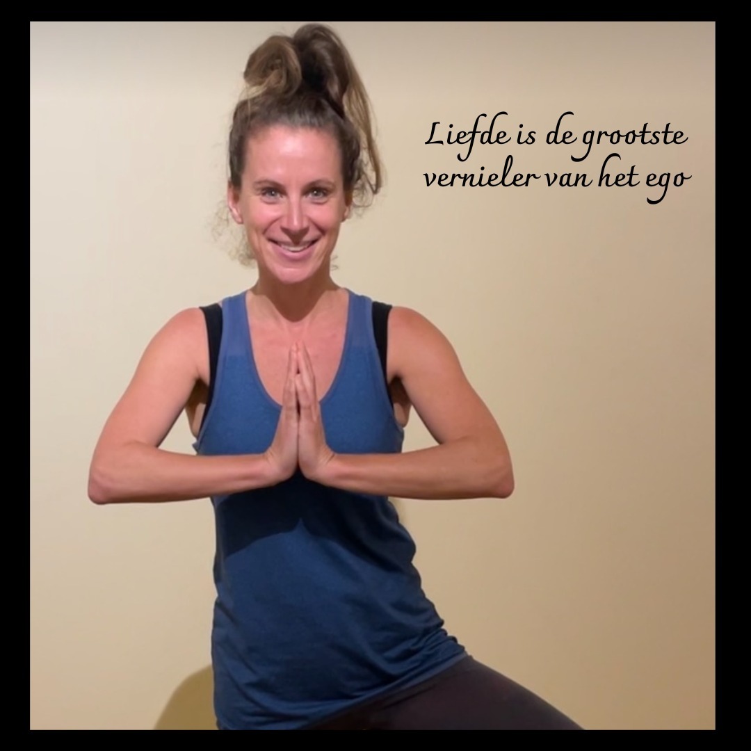 “Echte liefde is de grootste vernieler van het ego”
En daarmee de grootste afbreker van de illusie. Dit is, denk ik, een reden waarom veel mensen, vooral mannen (mannelijke energie=ego), wegblijven of weglopen van ware liefde. Het doorbreken van het ego/illusie doet niet alleen pijn, het vernietigt ook alles in je leven wat niet echt is. En dat is zeer oncomfortabel weet ik uit eigen ervaring. De bevrijding is wel de moeite waard. Liefde is waarheid. Liefde is nederigheid.
Yin is een beetje het tegenovergestelde van het ego/yang.
Yin yoga richt zich dan ook niet op het ego strelen. Het gaat niet om zover mogelijk in de houding komen. Ik denk dat het daar bij geen enkele yogavorm om draait, maar bij yin yoga is het zowat onmogelijk omdat we de spieren ontspannen. Het mag allemaal slordig, met ondersteuning. En dan is het een kwestie van verblijven in alles wat zich aandient. En alleen maar de tijd zijn werk laten doen. Dat kan voor het ego erg ongemakkelijk zijn.
#yinyoga #illusie #divinelight #liefde #divinefeminine #divinefeminineenergy #yin