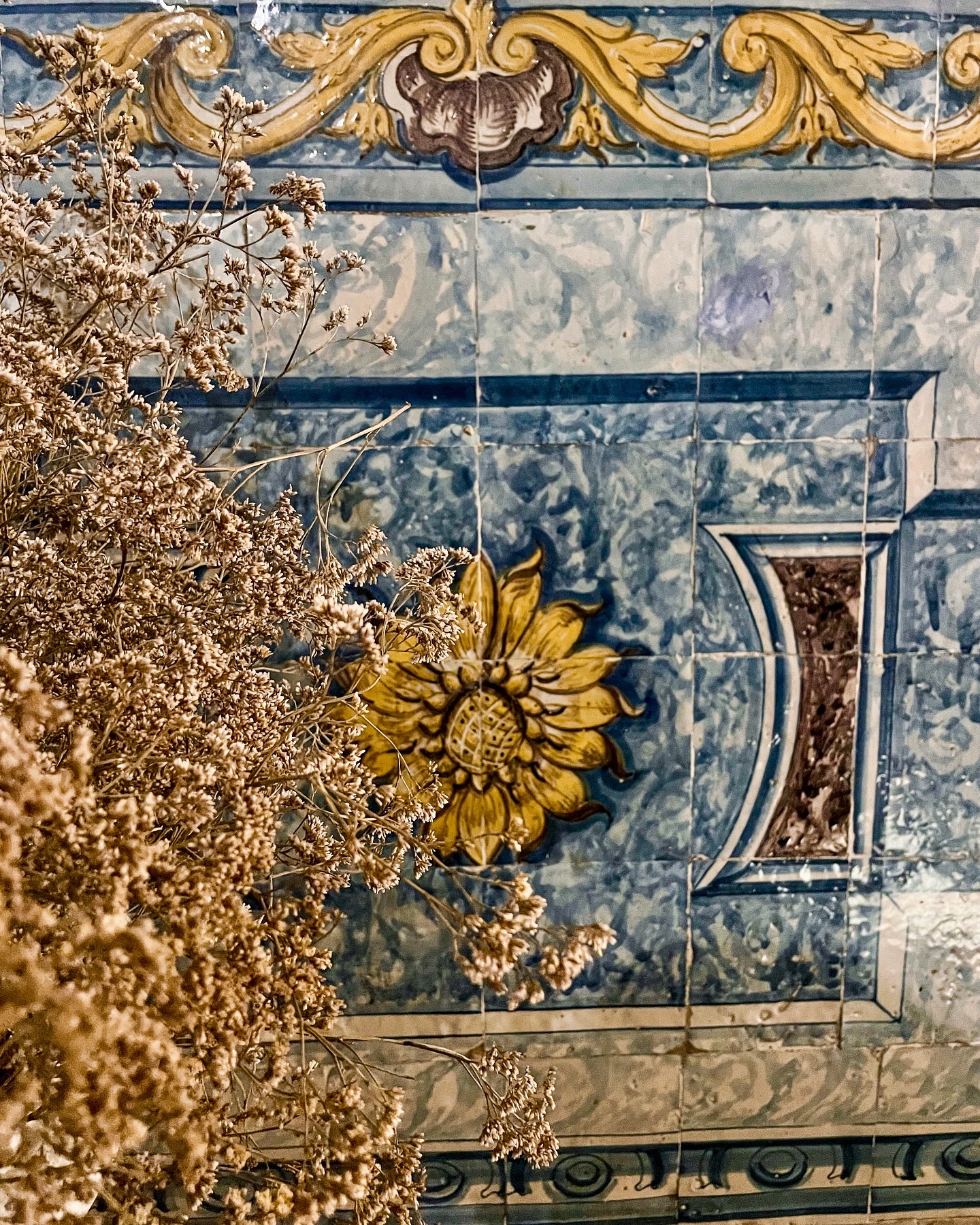 Sunflower tiles one can find in many corners of Palacio Ramalhete, beautiful handpainted tiles from the 18th century ๐ป the sunflower symbolized love and the sun, creates warm blissful emotions for the viewer ๐ซ
#travel #boutiquehotel #lisbon #sun