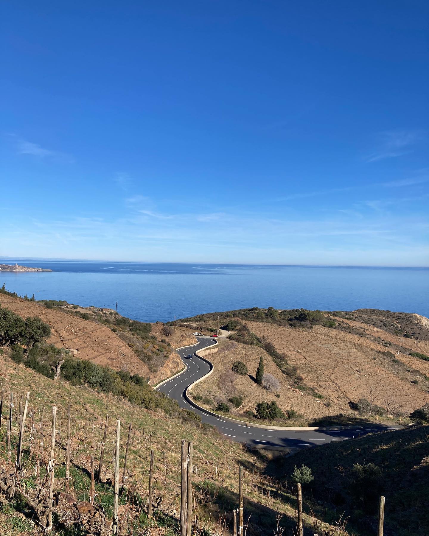 Explicant històries d’exili en el marc dels XVI Camins de l’Exili 2024 a Portbou. Enguany sobre els primers passadors patriotes que van obrir el camí de frontera per on van salvar centenars de fugitius dels nazis. @camins_de_lexili @reeixida