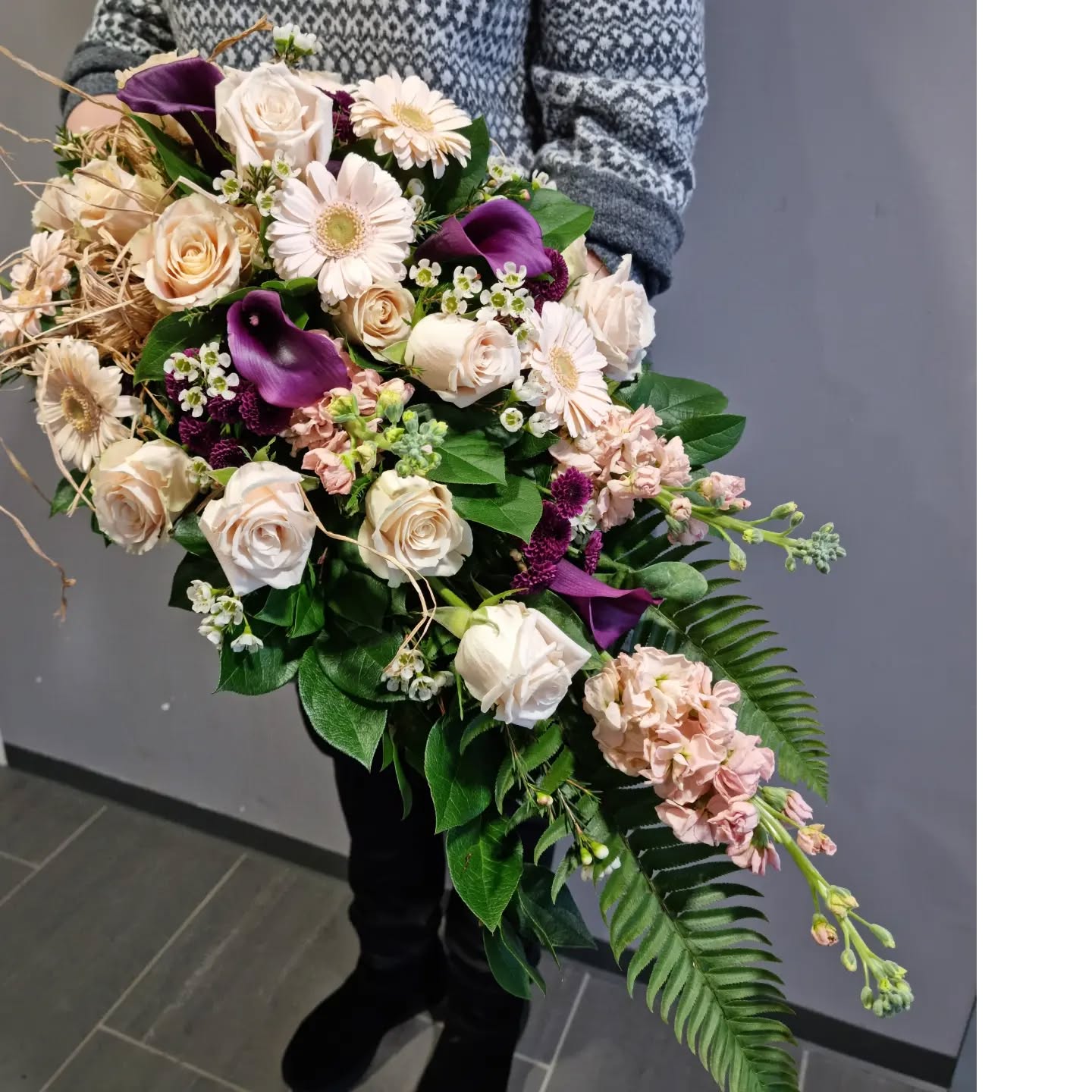 Tällä viikolla #ahlmanfloristi treenasi surusidontatöitä. Surulaitteita kukkasieneen ja kestävän kehityksen idean mukaisesti muilla tekniikoilla käyttäen mm. rahkasammalta, oksia ja kukkatukun hävikkikukkia 🌸
@ahlmanedu @ahlmanviherjakukka #surukukat #floristiopiskelija #learningbydoing #tekemälläoppii #kestäväkehitys #kiertotalous #studentdesign @huiskulahilverdatampere