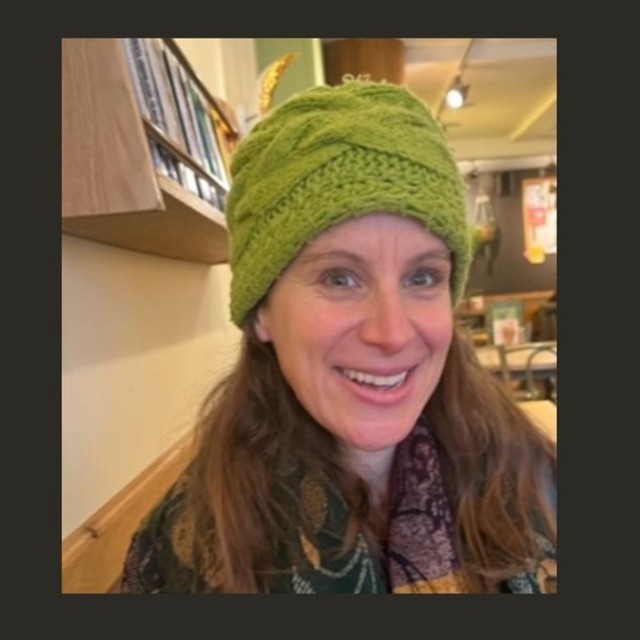 Ik geloof dat je als ziel je eigen naam uitkiest. Net zoals bepaalde levenssituaties. Voor een reden, namelijk ervaring en heling. Wat ik ook denk is dat als je naar iemand vernoemd bent, je een deel van het lot van die ziel overneemt.
Met mijn naam Mieke heb ik ook het lot van de biologische moeder van mijn moeder gekregen. Zij overleed zes maanden na de geboorte van mijn moeder.
Ergens heb ik altijd aangevoeld dat ik in veel opzichten op haar lijk. Verhalen over haar zijn er amper, want er werd niet veel over gepraat. Zoals dat vroeger ging. Ze had dus weinig bestaansrecht. Eerder in mijn leven (ondertussen niet meer) had ik een hekel aan mijn naam. Ik begrijp nu wel waarom.
Van de verhalen die er wel waren, en vooral vanuit mijn eigen heling (reïncarnatie-ervaringen en familieopstellingen) weet ik dat het leven van die biologische oma niet heel fijn was. En dat ze ook niet rouwig was toen ze onverwachts stierf. Ik gok dat verbittering het einde van haar leven goed omschreef. Mieke betekent ook verbittering.
Ook ik heb me in een deel van mijn leven verbitterd gevoeld. Dit ontstond toen mijn moeder mij verliet. Karma is a bitch 🥹 Niet voor niets heb ik me toen helemaal afgekeerd van haar. En me volledig op mijn vader gestort. Na zijn overlijden had ik een beetje het gevoel dat ik op de verkeerde ouder had gewed. Nu weet ik dat ik een bepaald lot heb in dit leven: verlating is een thema. En heling is een groot deel van mijn levenspad.
Verbittering, hardheid, wrok wordt vaak als iets negatiefs gezien. Het is ook niet heel prettig om in die staat te verkeren. En je wordt er al helemaal geen fijn mens van voor je omgeving. Alleen is het wel belangrijk om ook compassie voor die stukken van je leven te hebben. Verbitterd ben je niet voor niets. Er zit vaak een intense pijn onder die eerder niet te verdragen was. Ik zie het als een coping.
Hetzelfde geldt in mijn beleving voor ‘teveel’ boosheid. Ik denk dat boosheid deels een primaire emotie is, maar ook vaak een vermaskering van diepe angst of verdriet.
#reincarnatie #heling #transformation #familieopstellingen #zelfmoord