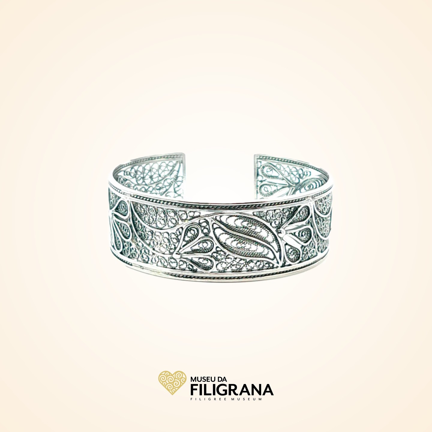 Anselmo 1910 apresenta na loja do Museu da Filigrana a pulseira de filigrana em prata.
Presenting at The Filigree Museum store the sterling silver filigree bracelet.
#pulseira #prata #filigrana #manual #novo #tradicional #bracelet #silver #filigree #handmade #new #traditional