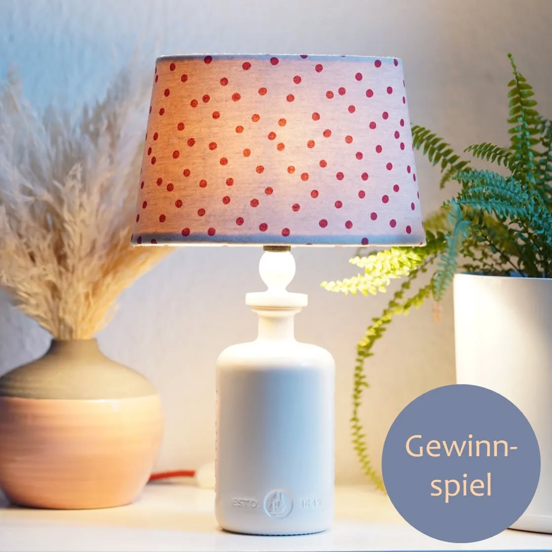 🍀GEWINNSPIEL🍀 | FLASCHENLAMPE
Wir verlosen eine Flaschenlampe aus einer leeren Spirituosenflasche🍀
Für die Teilnahme:
💚 𝐅𝐨𝐥𝐠𝐞 der Seite "JK ReDesign Manufaktur"
💚 𝐋𝐢𝐤𝐞 diesen Post
💚 𝐌𝐚𝐫𝐤𝐢𝐞𝐫𝐞 3️⃣ Freund*innen in den Kommentaren
🇹 🇮 🇵 🇵 :
Unterstütze uns & somit auch unsere Umwelt🌱 durch Deine Teilnahme und poste das Gewinnspiel gern auch in Deiner 🇸 🇹 🇴 🇷 🇾, so verhilfst du uns zu einer höheren Reichweite.
Gemeinsam für mehr Nachhaltigkeit und Ressourcenschonung♻️.
_____________________________________________
Das Gewinnspiel endet am 29.02.2024 um 23:59 Uhr.
Teilnahme ab 18 Jahren.
Der Gewinn wird nur innerhalb von Deutschland versendet, eine Barauszahlung ist ausgeschlossen.
Das Gewinnspiel steht in keiner Verbindung zu Instagram und wird in keiner Weise von Instagram unterstützt, gesponsert oder organisiert.
Datenschutzbestimmung: Daten der Gewinner werden nur für den Versand des Gewinns verwendet und nicht gespeichert.
Weitere Teilnahmebedingungen findest du unter:
www.jk-redesign.de/gewinnspiel
Der*die Gewinner*in wird anschließend bis spätestens 03.02.2024 / 20 Uhr
durch uns über eine DM benachrichtigt.
Viel Glück wünscht
🍀🍀🍀
JK ReDesign
.
.
.
______________________________________________
#gewinnspiele #gewinnspiel #upcyclinglampe #glück #ginlovers #upcycling #upcyclinglove #gewinn #gewinnspiel2024 #interior #einrichtung #flaschenlampe #tischlampe #tischleuchte #nachhaltigkeit #ressourcenschonen #reducerecyclereuse #recyclingArt #flaschenupcycling
@jk.redesign.manufaktur