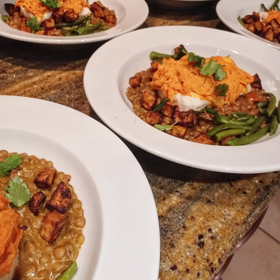 Mix of dishes from the classic menu and preparation for some of my lovely guests to fuel them after a day of skiing⛷️🏂🍛🍴
#chaletchef #chatel #portesdusoleil #privatechef
