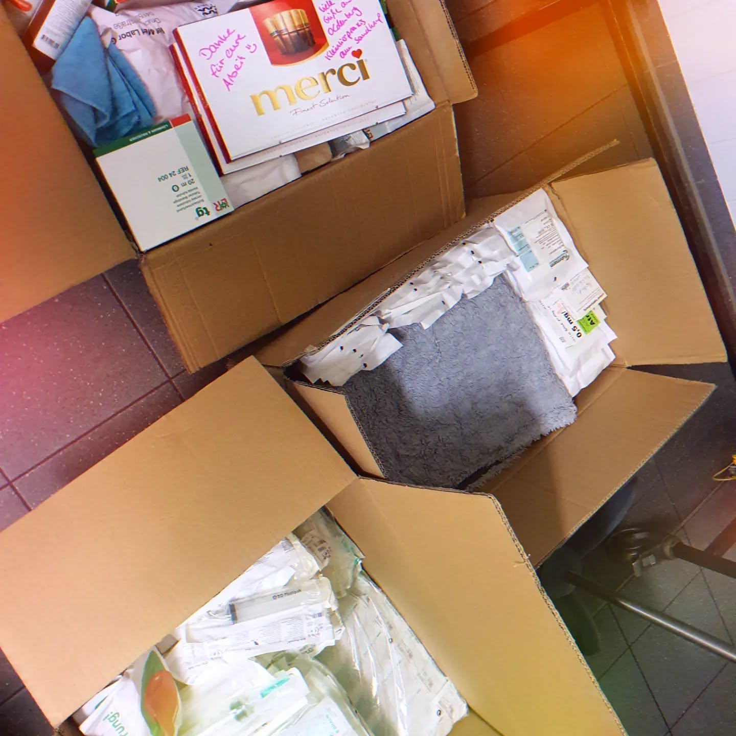 Letzte Woche sind weitere Pakete voller Nützlichem und auch etwas Süßem per Post auf den Weg nach Süden gebracht worden. Ziel unserer Spenden ist die @tierhilfehoffnungofficial
Diese unterhält in Rumänien die "Smeura", das größte Tierheim der Welt. Aktuell leben rund 6500 Hunde und Katzen auf dem liebevoll umgebauten Gelände einer ehemaligen Fuchsfarm.
Auslandstierschutz ist eine wichtige Angelegenheit, besonders in Ländern in denen es schon den Menschen oft an allem fehlt.
Was uns an dem Konzept der Smeura so gut gefällt ist das "Waldrefugium", in dem Hunde, die den Kontakt zu Menschen nicht kennen oder nur schlecht in Erinnerung haben unter Aufsicht, mit Futter und medizinischer Versorgung in Gruppen in Sicherheit leben können.
Uns liegt es fern einen Tierschutz zu unterstützen, der alles "wegrettet" was sich fangen lässt um es in eine Zivilisation zu vermitteln, in der sich viele Hunde nicht einleben können.
Genau weil es bei der Tierhilfe Hoffnung anders ist, unterstützen wir sie mit Sach- und Geldspenden.
Aufgrund des sensiblen Themas ist die Kommentarfunktion deaktiviert, da eine Moderation der Kommentare gerade nicht gewährleistet werden kann.
Seid lieb zueinander!
..pb