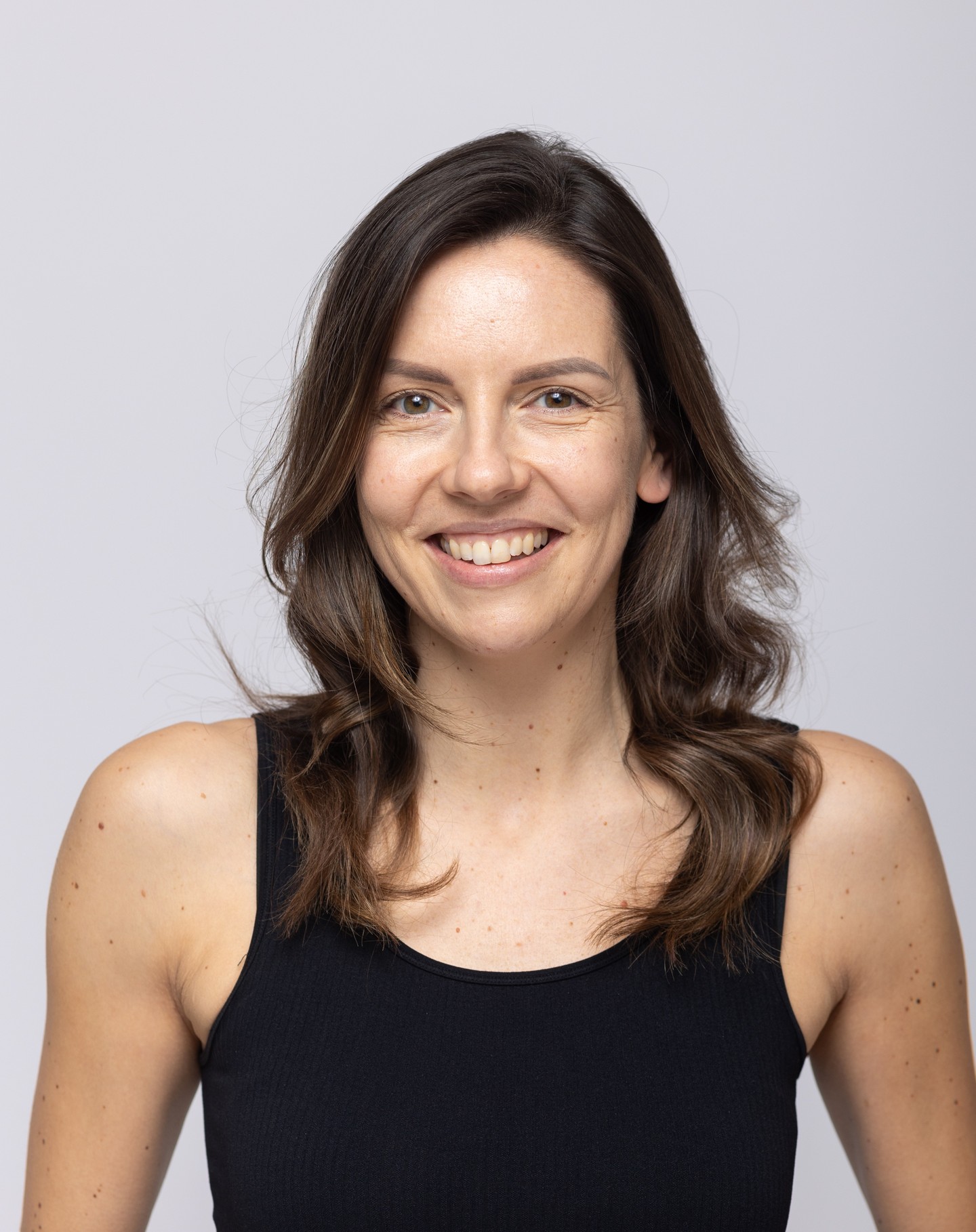 📸✨ Seid ihr bereit, eure Modelträume wahr werden zu lassen? Im Fotoloft Zittau bringen wir eure Persönlichkeit zum Strahlen! 💫
👠 Modelpolaroids sind der Schlüssel für euren Erfolg in der Agenturwelt und bei Jobbewerbungen. Sie vermitteln eure Vielseitigkeit und euer Potenzial auf einen Blick. Ein Modelpola ist ein Set von natürlichen, ungeschminkten Fotos, die eure natürliche Schönheit und eure Ausdrucksstärke einfangen. 🌟
📅 Bis zur Eröffnung unseres Studios im Jahr 2025 könnt ihr eure Modelpolaroids noch im Atelier von Blueberry PhotoArt machen lassen. Aber wartet nicht zu lange, denn eure Zukunft wartet nicht! 💥
📌 Möchtet ihr euer Portfolio aktualisieren und eure Modelkarriere vorantreiben? Vereinbart jetzt euren Termin unter fotoloft-zittau.com oder ruft uns an unter 0162 40 13 891. 📞
#FotoloftZittau #Modelträume #Modelpolaroids #BlueberryPhotoArt #Buchungsaufruf #Karrierestart #Modeling #Fotoshooting #zittaulebendigestadt #ilovezittau #dresdenmodel