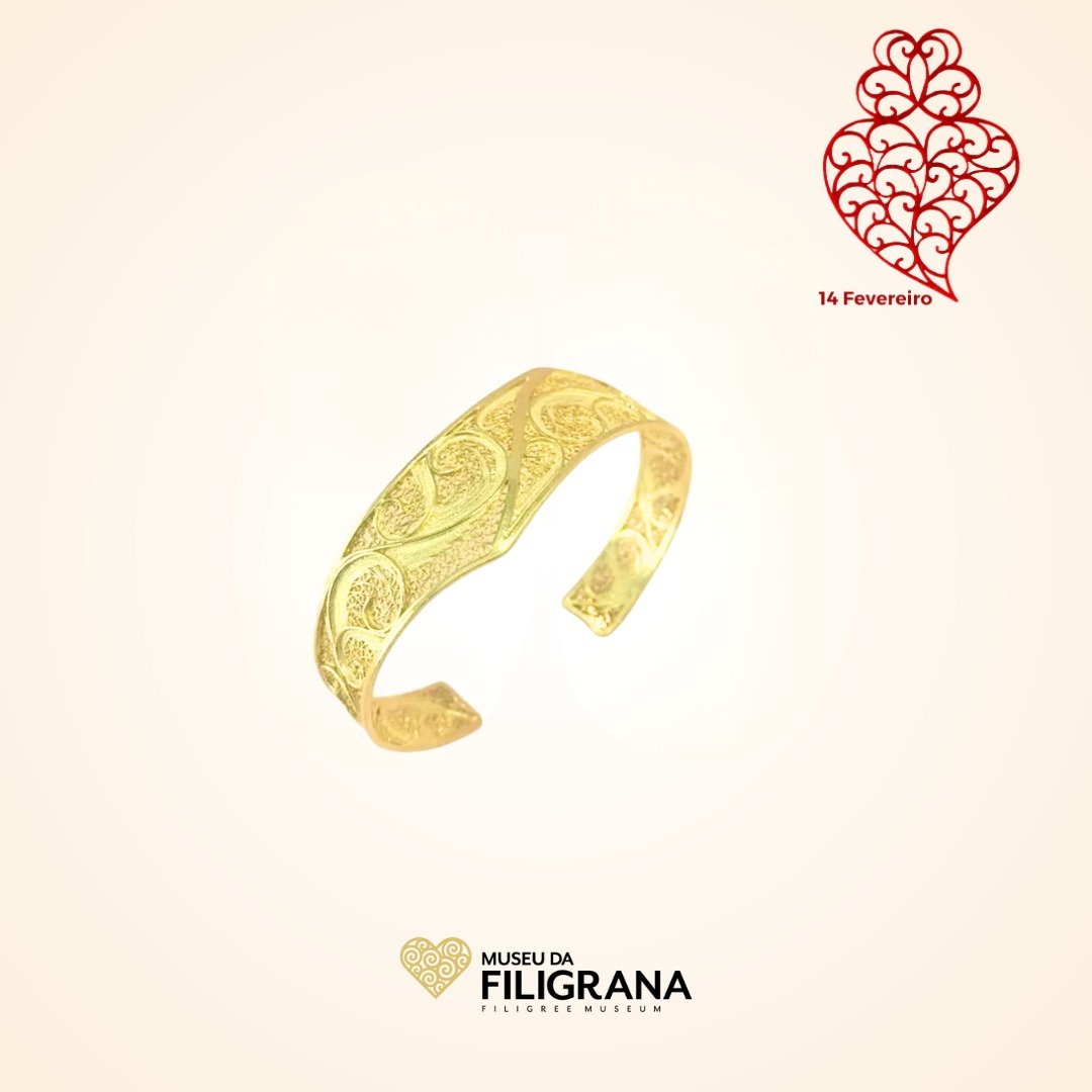 Anselmo 1910 apresenta na loja do Museu da Filigrana a pulseira de filigrana em prata dourada.
Presenting at The Filigree Museum Store the gold plated sterling silver filigree bracelet.
#pulseira #filigrana #pratadourada #manual #tradicional #novo #museu #arte #bracelet #filigree #goldplatedsilver #handmade #traditional #newdesign #museum #art #portugal