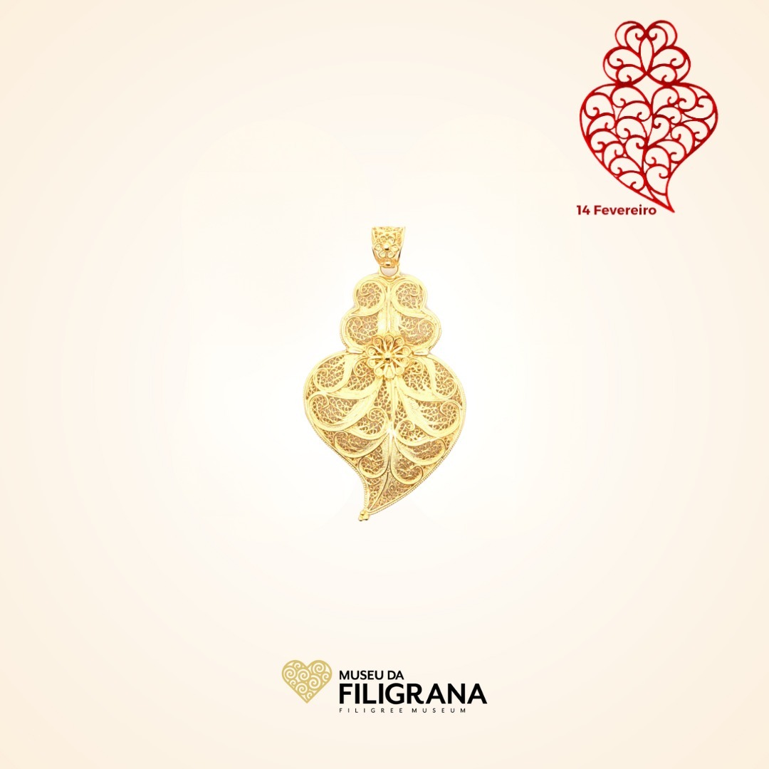 Anselmo 1910 apresenta na loja do Museu da Filigrana o pendente coração de Viana em prata dourada.
Presenting at The Filigree Museum store the gold plated sterling silver filigree heart of Viana pendant.
#pendente #filigrana #pratadourada #manual #tradicional #portugal #jewelry #jewellery #pendant #filigree #handmade