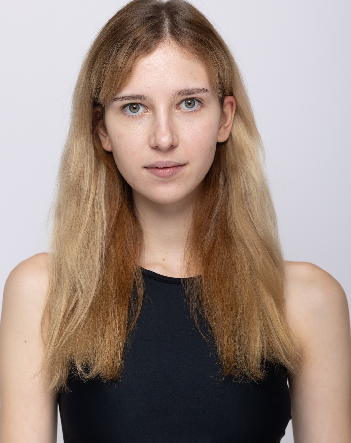 📸✨ Seid ihr bereit, eure Modelträume wahr werden zu lassen? Im Fotoloft Zittau bringen wir eure Persönlichkeit zum Strahlen! 💫
👠 Modelpolaroids sind der Schlüssel für euren Erfolg in der Agenturwelt und bei Jobbewerbungen. Sie vermitteln eure Vielseitigkeit und euer Potenzial auf einen Blick. Ein Modelpola ist ein Set von natürlichen, ungeschminkten Fotos, die eure natürliche Schönheit und eure Ausdrucksstärke einfangen. 🌟
📅 Bis zur Eröffnung unseres Studios im Jahr 2025 könnt ihr eure Modelpolaroids noch im Atelier von Blueberry PhotoArt machen lassen. Aber wartet nicht zu lange, denn eure Zukunft wartet nicht! 💥
📌 Möchtet ihr euer Portfolio aktualisieren und eure Modelkarriere vorantreiben? Vereinbart jetzt euren Termin unter fotoloft-zittau.com oder ruft uns an unter 0162 40 13 891. 📞
#FotoloftZittau #Modelträume #Modelpolaroids #BlueberryPhotoArt #Buchungsaufruf #Karrierestart #Modeling #Fotoshooting #zittaulebendigestadt #ilovezittau #dresdenmodel