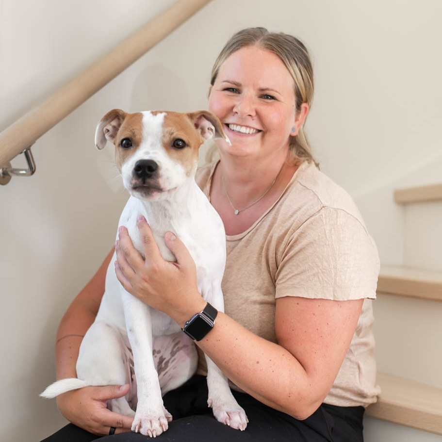 Har du skapat dina egna förutsättningar? 🤔
Anpassar du ditt företag efter kunderna eller efter dig?
Jag gjorde det första under många år.
Jag trodde att jag behövde vända ut å in på mig själv för mina kunder.
Men vem vinner på det?
Varken jag eller mina kunder, för hur bra jobb gör man då? Och hur bra mår man?
Att vara företagare handlar om att skapa sina egen förutsättningar och villkor.
Tar du den summan du vill ta för dina tjänster?
Jobbar du så många timmar du vill jobba?
För att ha denna möjlighet att kunna ta premiumpriser och arbeta färre timmar behöver du attrahera rätt målgrupp.
Gör du det?
Om inte kan jag hjälpa dig! 🙌🏼
#egenföretagare #coach #businesscoach #föreläsare #egetföretag #drivaeget #drivaegetföretag #entreprenörsliv #entreprenörskap #entreprenörsdriv #kvinnligtföretagande #kvinnligföretagare #kvinnligentreprenör #branding #branddesigner #brandidentity #visuellidentitet #visuellekommunikation #grafiskdesign #grafiskprofil