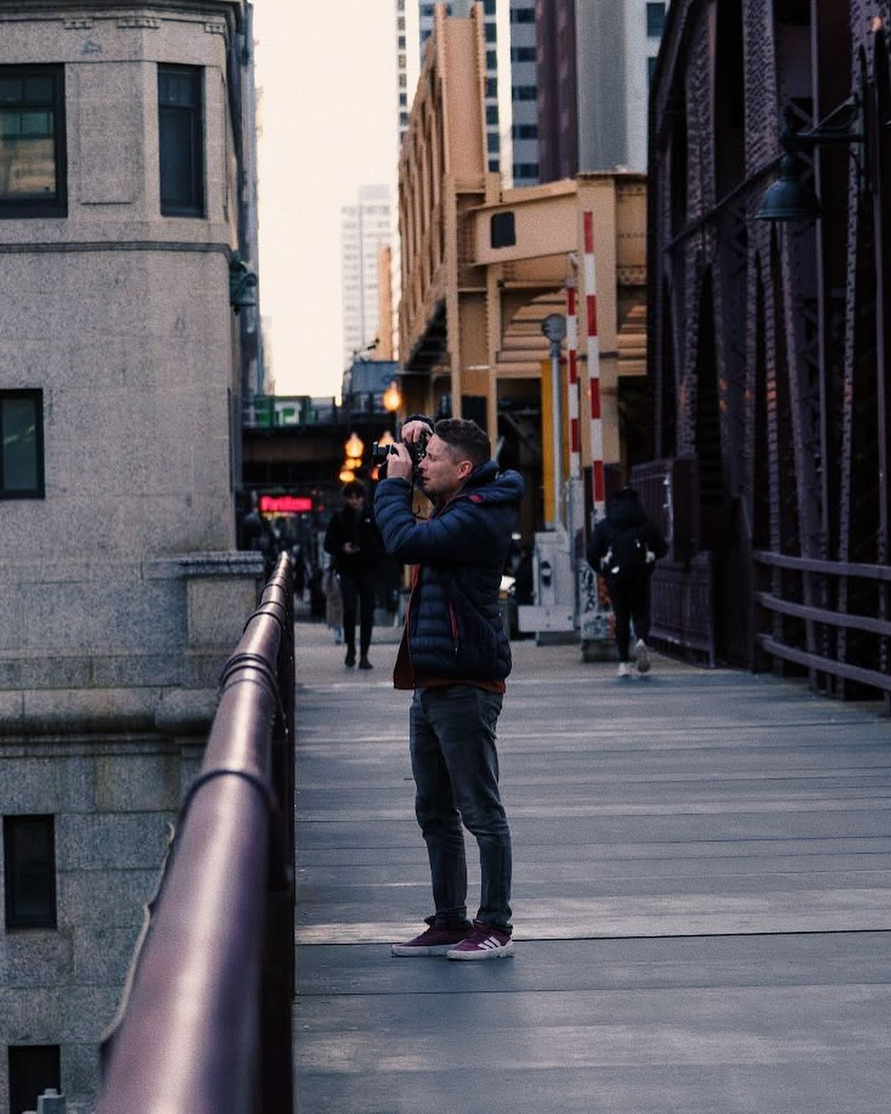 Lost in Chicago. Swipe to see the shots @bynic captured.
•
•
•
#chicago #photography #streetphotography #cinematic #fujixt3 #peopleofchicago #travel #usa