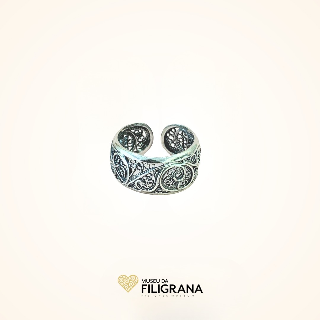 Anselmo 1910 apresenta na loja do Museu da Filigrana o anel de filigrana em prata.
Presenting at The Filigree Museum Store the sterling silver filigree ring.
#anel #prata925 #prata #filigrana #joalharia #portugal
#ring #sterlingsilver #filigree #jewelry