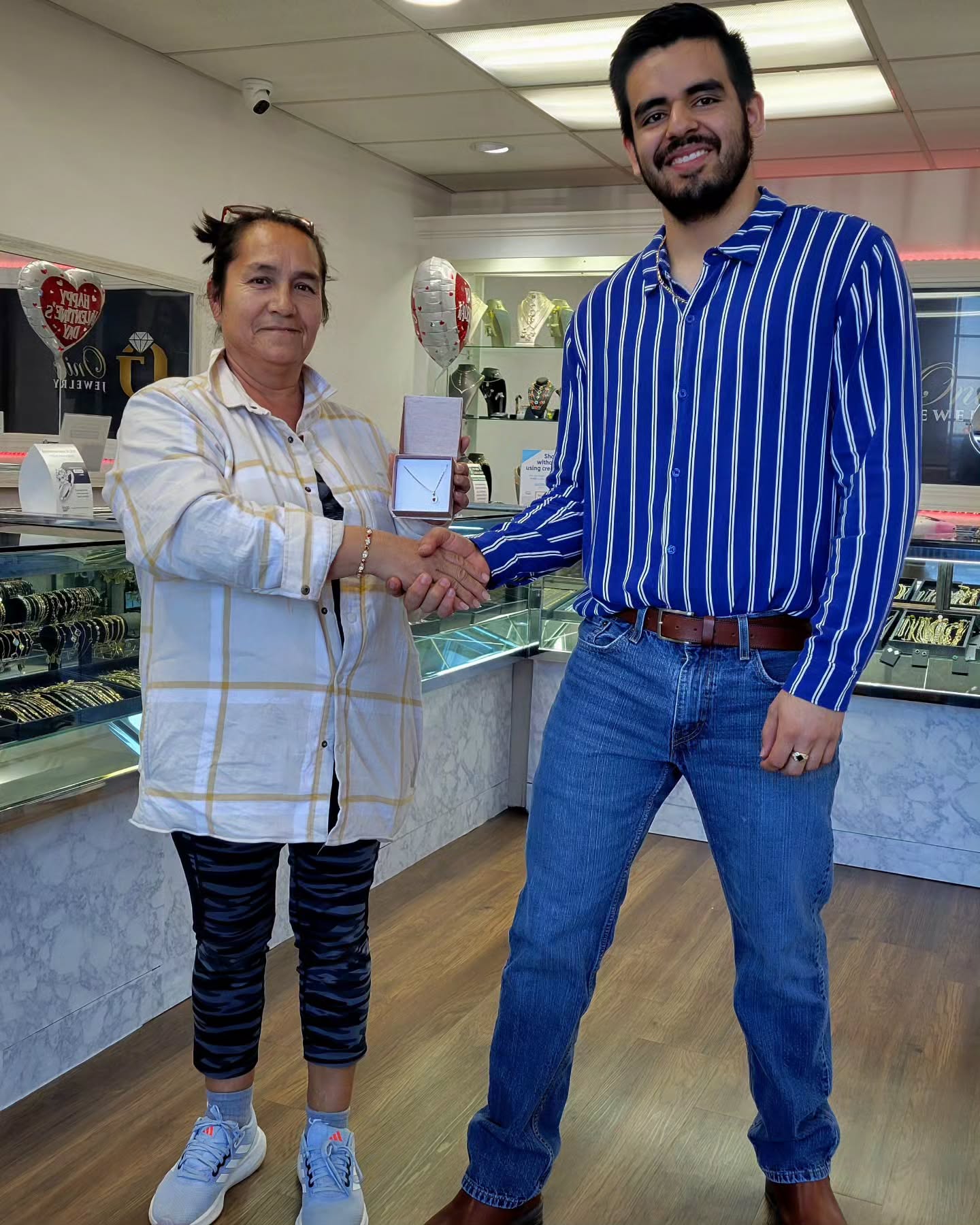 Felicidades a la ganadora de la rifa. Sigamos para que usted también pueda participar en futuras rifas y premios
812 N Thompson St STE 15, Springdale, AR