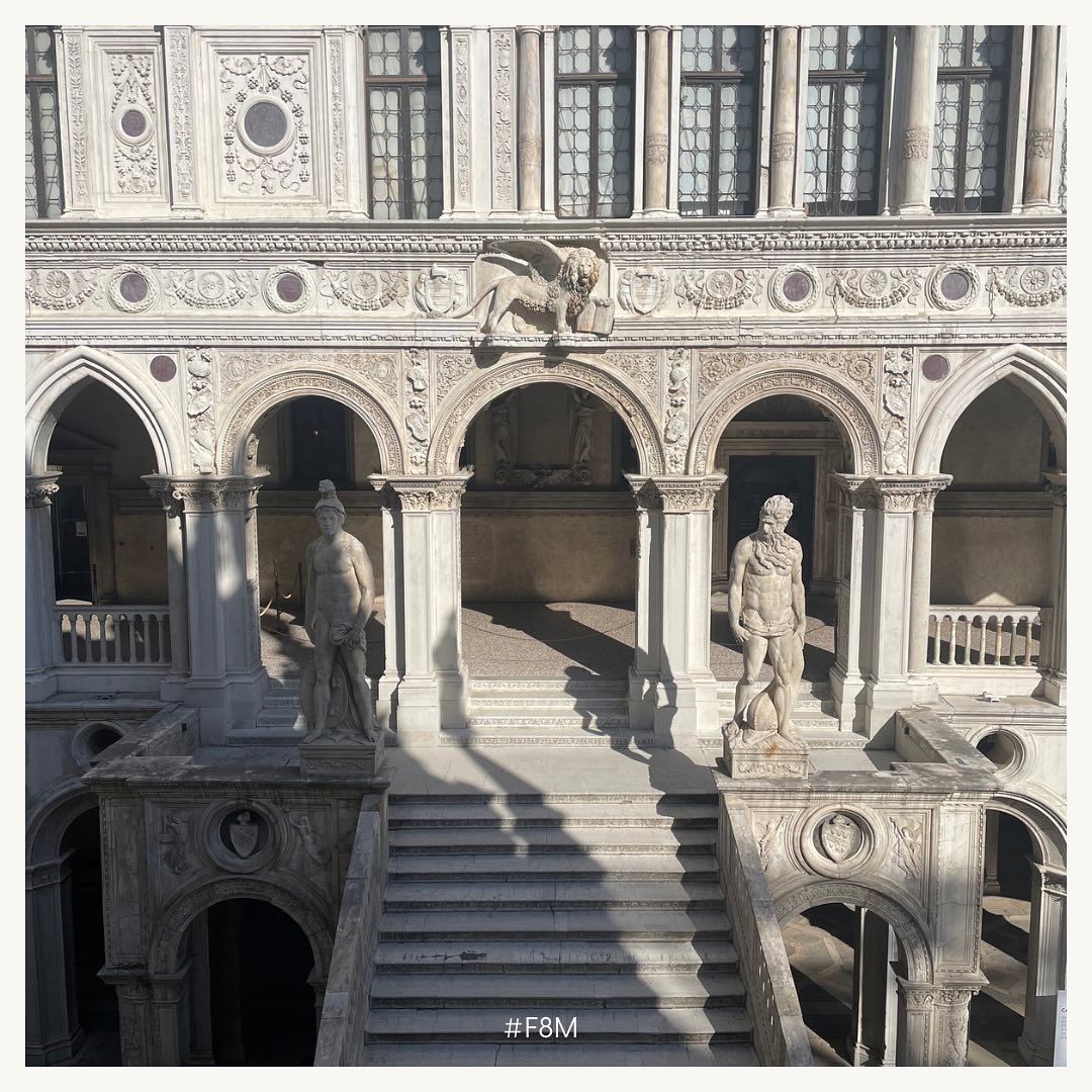 Zabytki i środowisko… w Wenecji.
Pałac Dożów poza tym, że jest jedną najczęściej odwiedzanych na świecie atrakcji turystycznych, zachował swoją oryginalną funkcję. Do dziś znajdują się tam administracja publiczna, kiedyś Republiki teraz Città di Venezia (Urzędu Miasta Wenecji). To piękny przykład jak idea budynku mixed-use (wielofunkcyjnego) nie ogranicza się do nowych inwestycji.
Wenecja, od momentu założenia miasta, nieustająco pozostaje w awangardzie myśli innowacyjnej.
Dziś miasto pragnie stać się światową stolicą zrównoważonego rozwoju. Dążąc do osiągnięcia tego celu w Urzędzie Miasta stworzono plan działania, który zawierał min. tegoroczne Biennale (którego tematem było Laboratory of the Future ) czy powołanie the Venice Sustainability Foundation (weneckiej fundacji zrównoważonego rozwoju).
Mierząc się z rozlicznymi przeszkodami na drodze do neutralności klimatycznej możemy widzieć je jako problemy, albo wyzwania. Dla Wenecjan, to zdecydowanie wyzwania i dla każdego szukają rozwiązania.
A Wy co sądzicie o takim podejściu? Czy uważacie, że dziedzictwo też może być uczestnikiem procesu zrównoważonej transformacji?
*
*
*
#venice #innovation #zabytki #dziedzictwo #heritage #sustainability #climate #fundacja8marca #f8m #innovationmanor