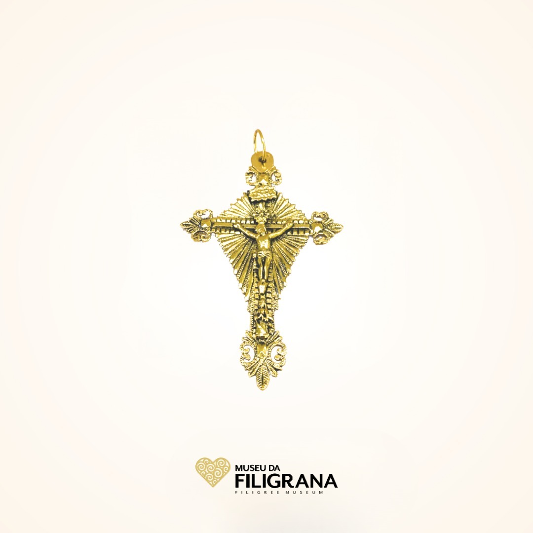 Anselmo 1910 apresenta na loja do Museu da Filigrana o pendente em prata dourada.
Presenting at The Filigree Museum store the gold plated sterling silver pendant.
#cruz #pratadorada #joalharia #religião #cross #goldplatedsilver #jewelry #pendant