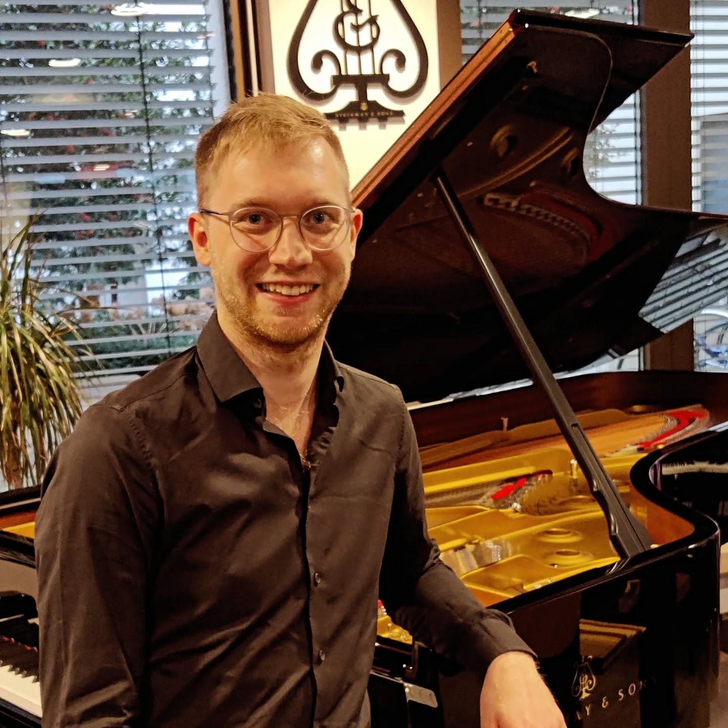 1. Platz beim Steinway Soloklavierwettbewerb in der Kategorie Jazz
Am Sonntag durfte ich in Frankfurt bei @steinwayandsons spielen. Auf einem fantastischen Instrument habe ich ein Klaviersoloprogramm von 50 Minuten gespielt.
Es hat riesen Spaß gemacht meine eigenen Stücke, sowie Arrangements bekannter Kompositionen zu spielen.
Danke auch an meinen Mitstreiter @dominik_volk
#steinwayandsons #keithjarrett #competition #klavierwettbewerb #jazzpop #jazz #solopianomusic #frankfurt #jazzpiano #jazzklavier #happy #composition