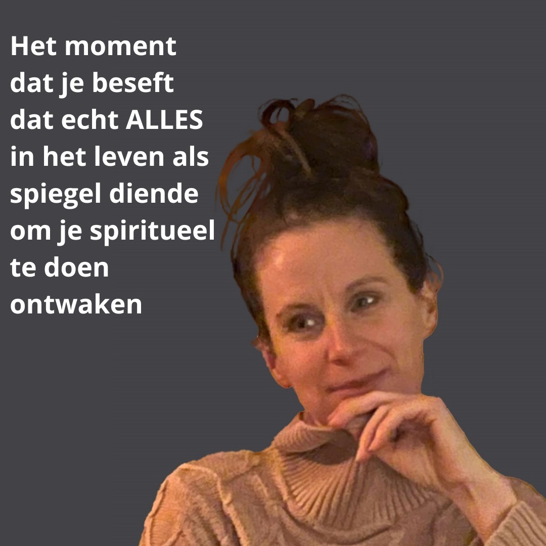 ‘Hoe weet je dat het jouw laatste incarnatie is?’ werd me laatst gevraagd.
‘Innerlijk weten,’ antwoordde ik.
Iedereen heeft hier toegang toe, daar ben ik van overtuigd. Je innerlijk weten aanboren is een kwestie van jezelf uitgraven uit blokkades en pijnstukken. Mediteren kan ook, al is mijn ervaring dat pijn helen sneller gaat. En een blijvender resultaat geeft.
Er is nog iets wat een activatie versnelt, namelijk in (energetisch) contact komen met spiegel-zielen. Ik zie dat echt als next level spiritueel ontwaken.
Ik heb het genoegen gehad om met twee van die zielen in verbinding te zijn gebracht. De één ter voorbereiding op de ander vermoed ik. Ik hoop vooral dat het hierbij blijft. Alles in jezelf wordt ondersteboven en binnenstebuiten gehaald. “Relaties zijn spiegels” dekt bij lange de lading niet van deze weerspiegeling.
Naast dat het je bewustzijn razendsnel opent, behoren momenten van denken dat je knettergek wordt en smeken om de aarde te verlaten ook bij dit proces. En je kunt hier energetisch niet van ‘weglopen’. Dat wordt uiteraard wel geprobeerd. Hoort er ook bij. Het is juist dan dat de diepste pijnen aan de oppervlakte komen, en dus de grootste genezing plaatsvindt.
Om nog te zwijgen over het onbegrip uit de omgeving. Logisch want hier is weinig aan te begrijpen. Dat is ook het gevaar, dat je het mentaal wilt vatten. En op internet artikelen gaat lezen. Die zijn er genoeg; over #tweelingzielen , #soulmates. Vanuit mijn ervaring houden artikelen je eigenlijk alleen maar weg van de bedoeling hiervan: diepe heling. En ik denk dat die termen ook een beetje uit hun verband zijn gerukt en onder die noemer veel toxische relaties schuilgaan, dan wel toxische patronen te lang getolereerd worden.
Als je echt in zo’n connectie zit dan heb je eigenlijk geen term en bevestiging nodig. Je hele lichaam weet dat.
Sommige mensen verlangen ernaar om hun ‘tweelingziel’ te ontmoeten. Die zouden iets voorzichter mogen zijn in wat ze wensen. Want naast dat deze personen grootse liefde en herkenning weerspiegelen, triggeren ze ook pijnen die de hel zijn.
Ik denk wel dat steeds meer spiegelzielen elkaar tegen gaan komen om het ontwakingsproces te versnellen.