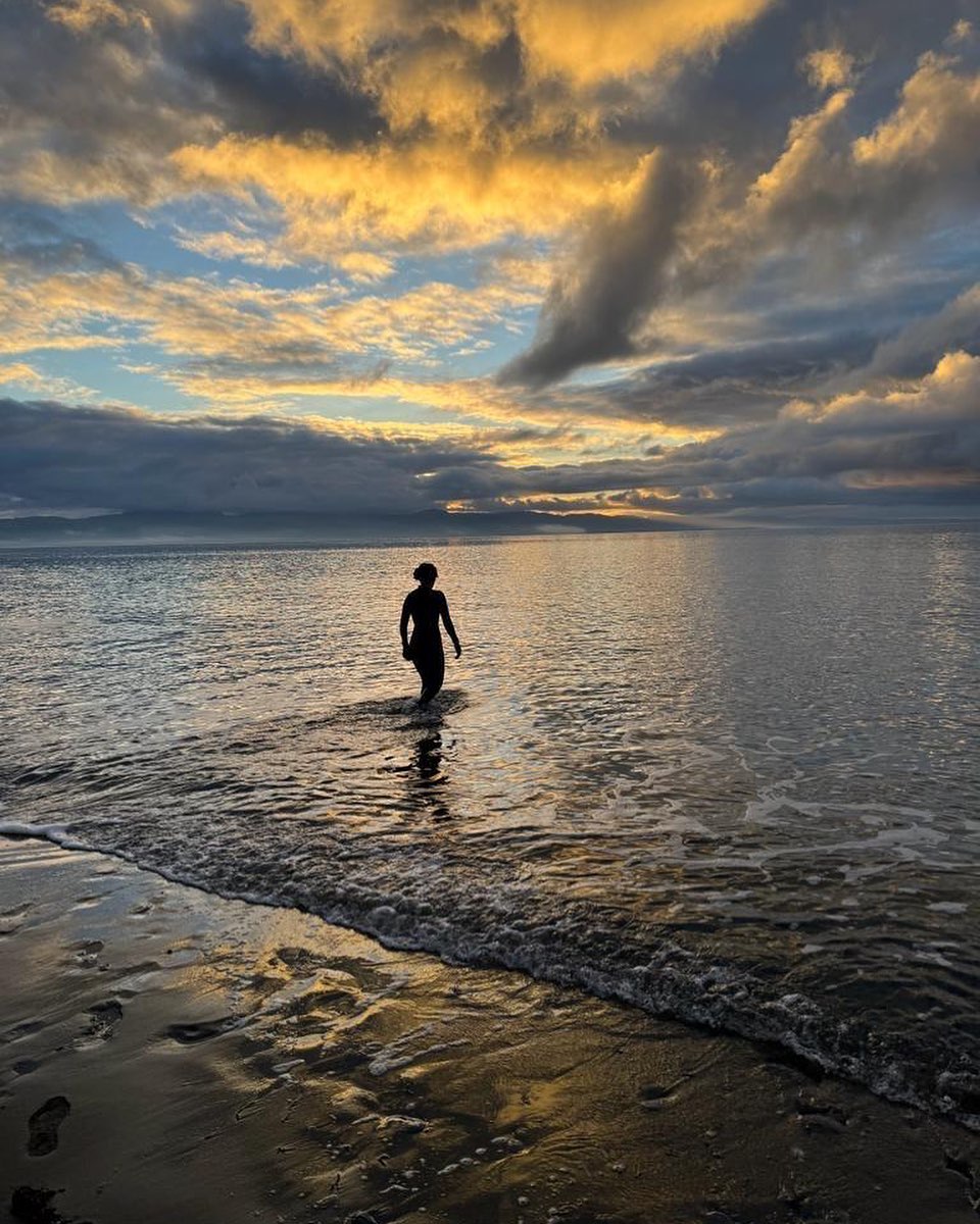 YOU KNOW THOSE VOICES IN YOUR HEAD?
ARE YOU KIND OR NOT SO KIND TO THEM?
🤔 REFLECTION:
Choose to speak kindly to your inner ‘critic, demons’ or whatever you choose to call them!
Those voices are all younger versions of you!
They have blue printed past experiences!
They are trying to protect you!
This can act out as you been:
Reactive
Defensive
Showing off
Withdrawing
Seeming uninterested
✨ CREATIVITY:
Rather than been hard on yourself:
You can ask what that voice want?
Or what they want you to know?
Or simply thank them and move on!
For you and me
Fi
✨