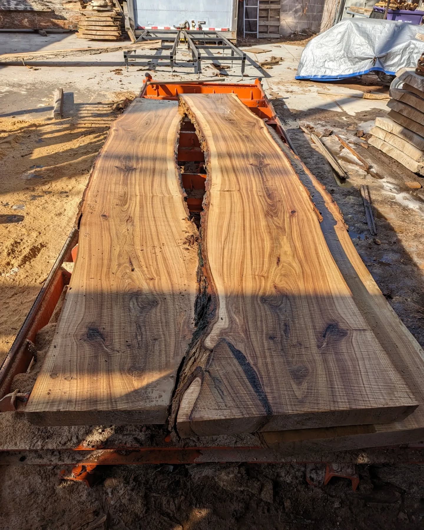 We're taking advantage of this great weather and getting after some logs... These bookmatched Denver elm slabs should make for a sweet project down the road.
.
.
.
#urbanlumber #elm #bookmatch #customfurniture #slabs #project